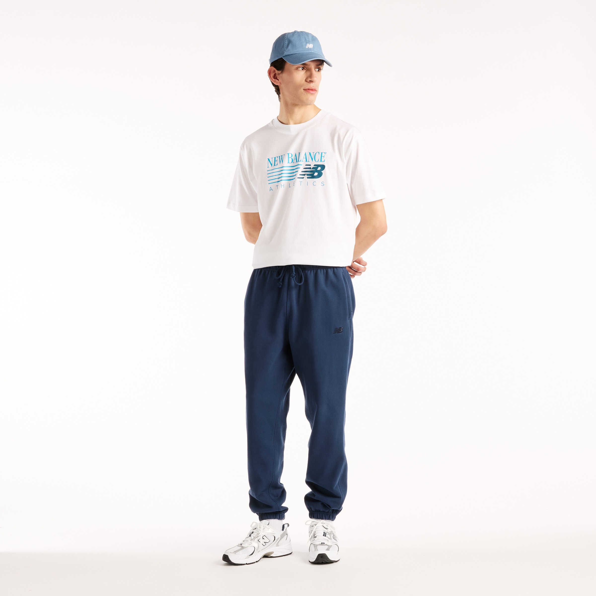 New Balance T-Shirt »REIMAGINED  GRAPHIC T-SHIRT« sportlicher Stil, aus Baumwolle, T-Shirt-Schnitt