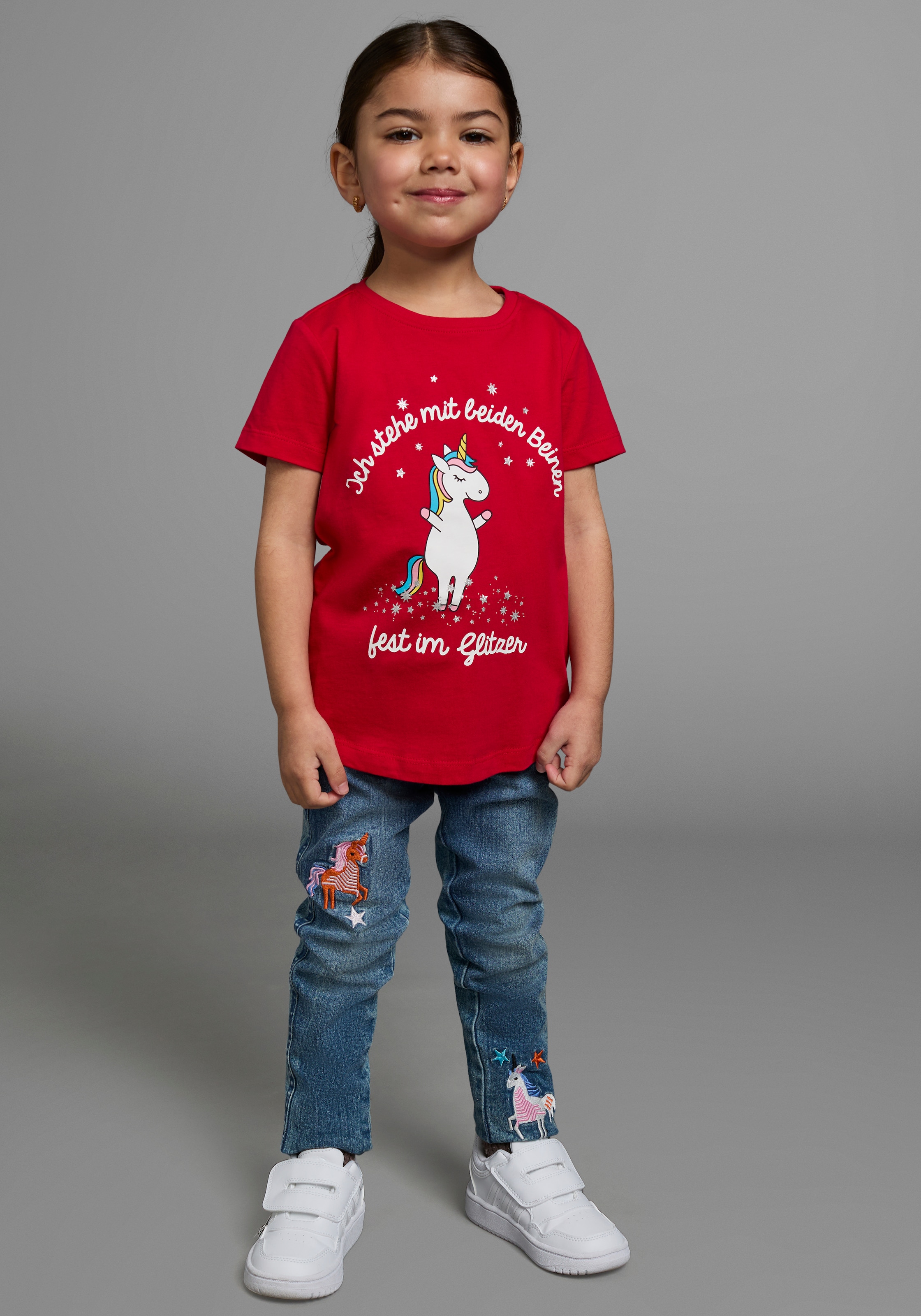 KIDSWORLD T-Shirt »Mit Einhorn-Druck und Glitzereffekten«, Kurzarm, hüftlange Passform, mit stylischem Print