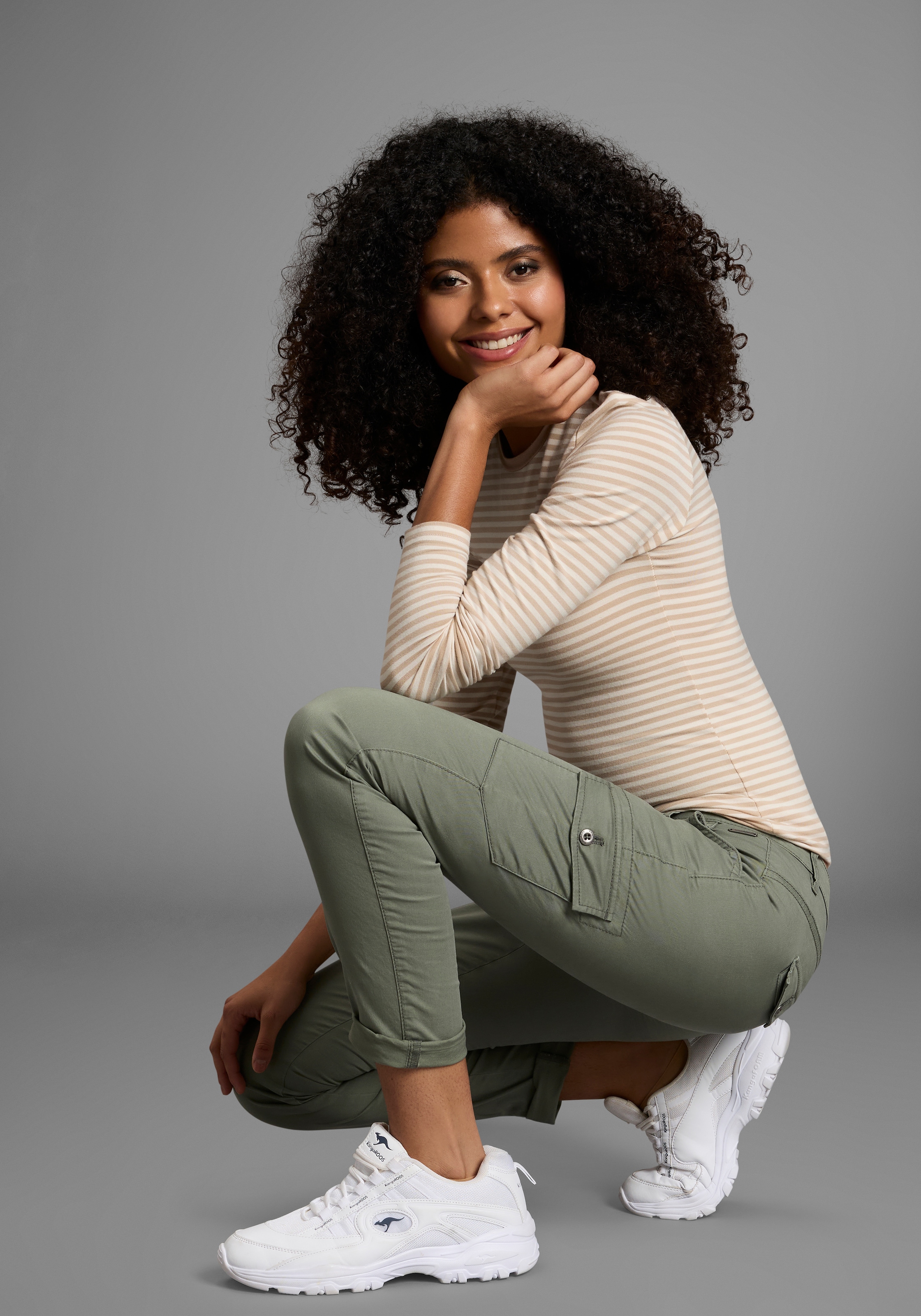 KangaROOS Cargohose  im mit aufgesetzten Taschen seitlich