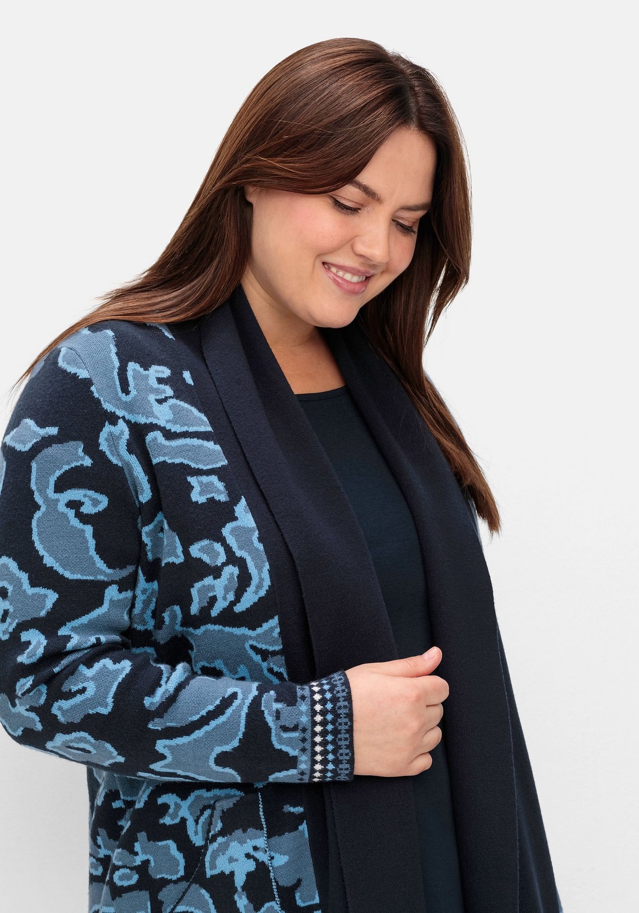Sheego Longstrickjacke »Strickjacke mit Jacquardmuster und Schalkragen«, mit Jacquardmuster und Schalkragen