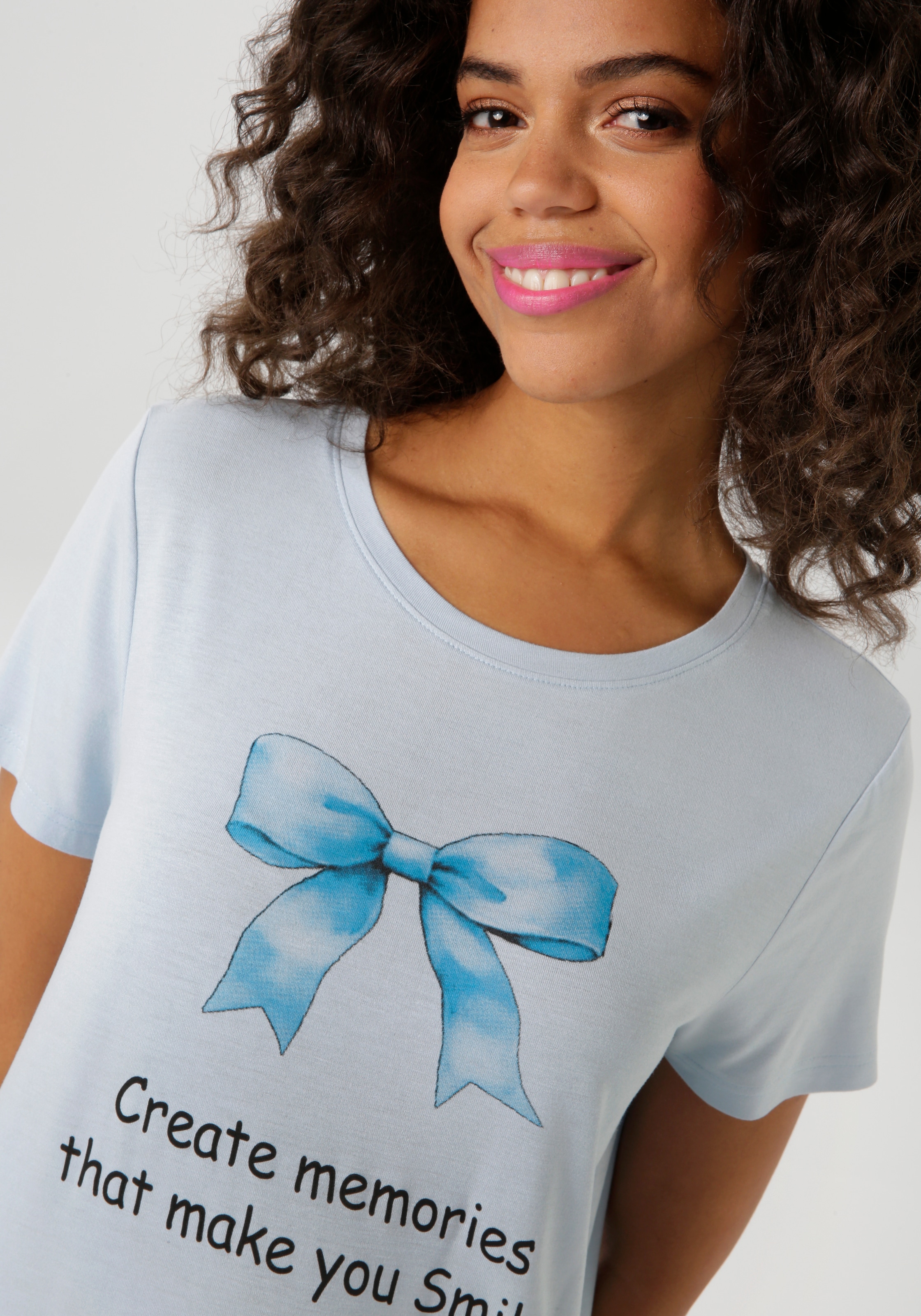 Aniston CASUAL T-Shirt, mit Schleife und Schriftzug bedruckt