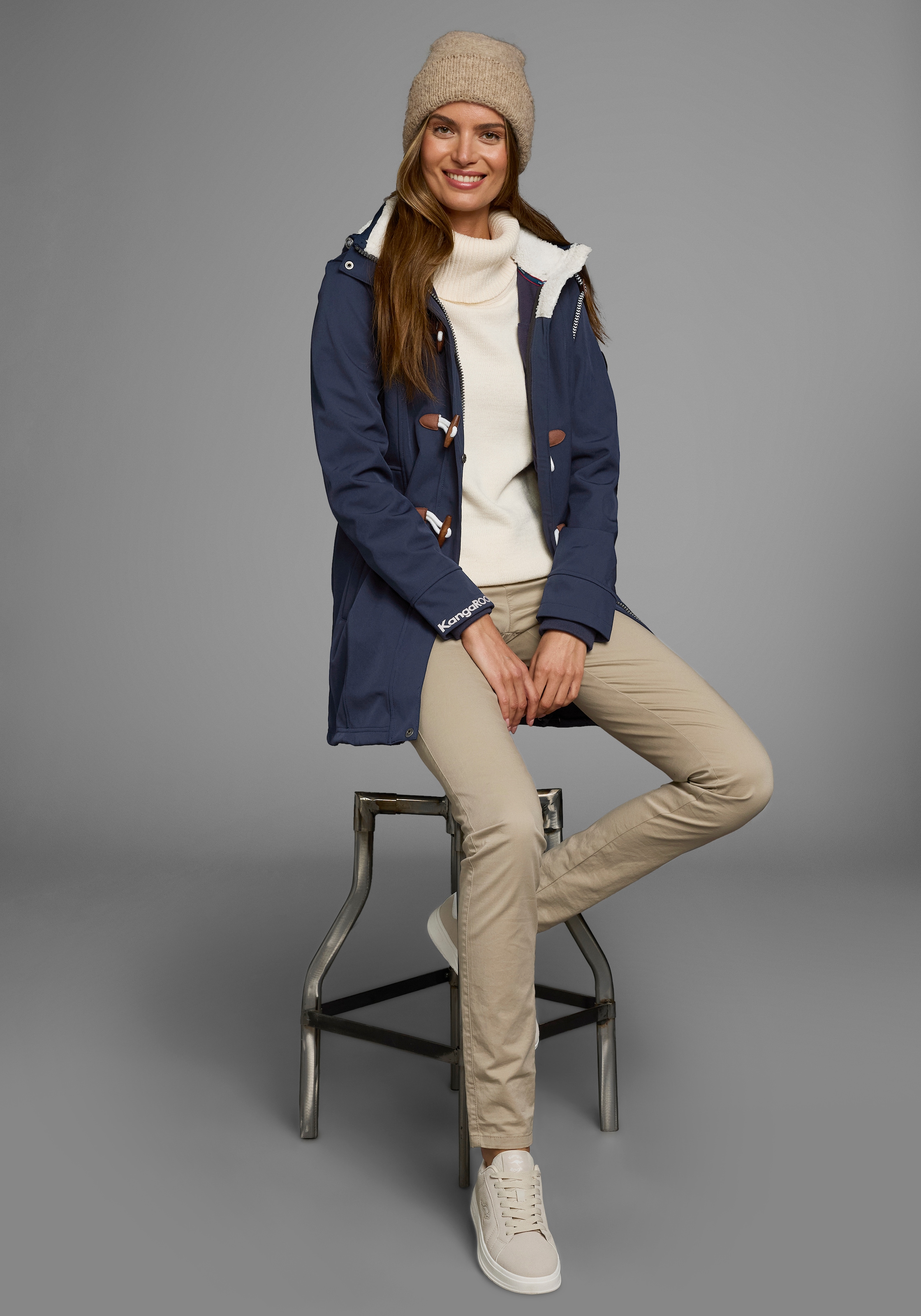 KangaROOS Softshelljacke, mit Kapuze, figurbetonte Passform, normaler Schnitt, mit abnehmbarer Kapuze