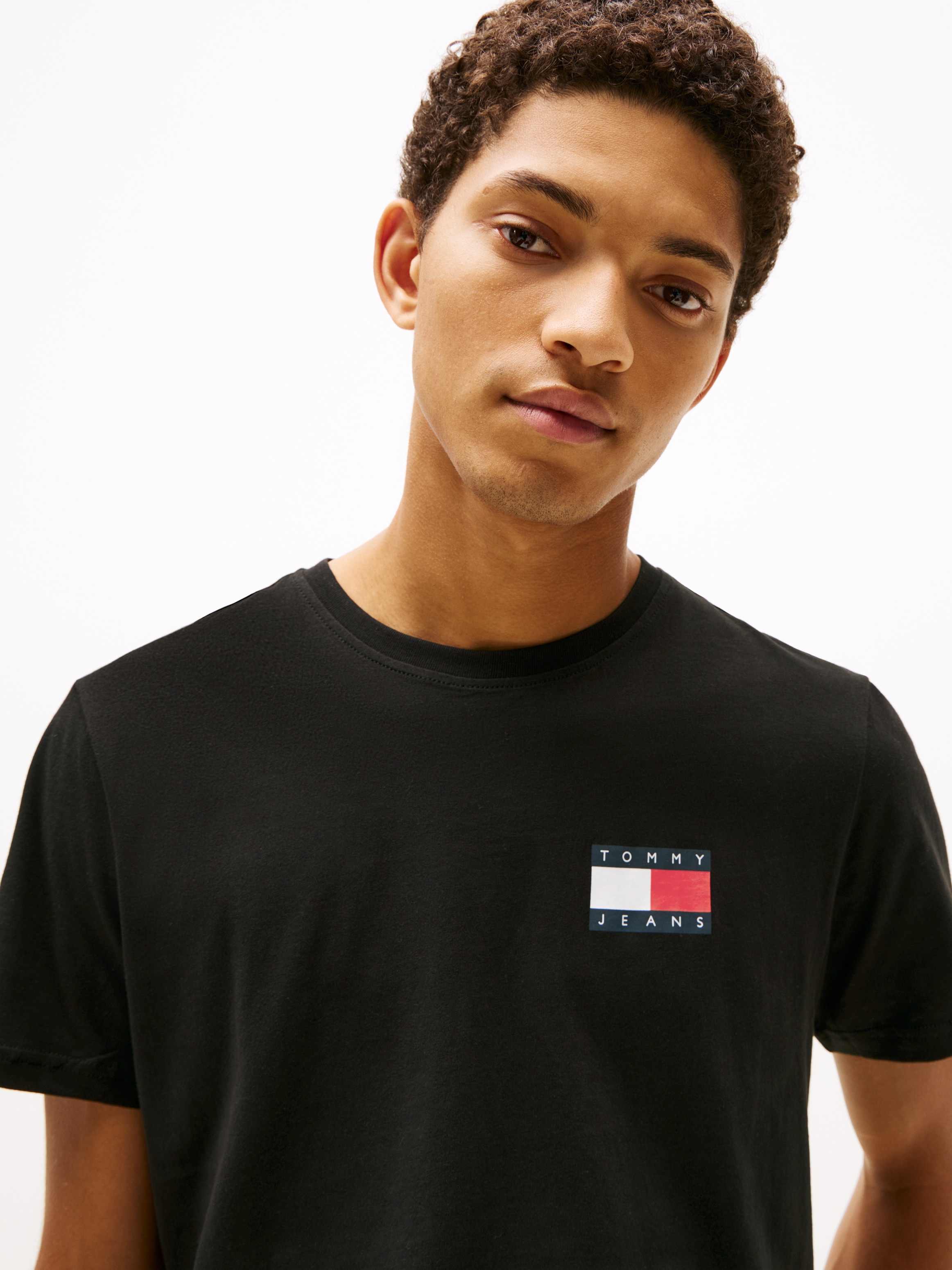 Tommy Jeans T-Shirt »TJM SLIM ESSENTIAL FLAG TEE EXT«, Mit Rundhalsausschnitt