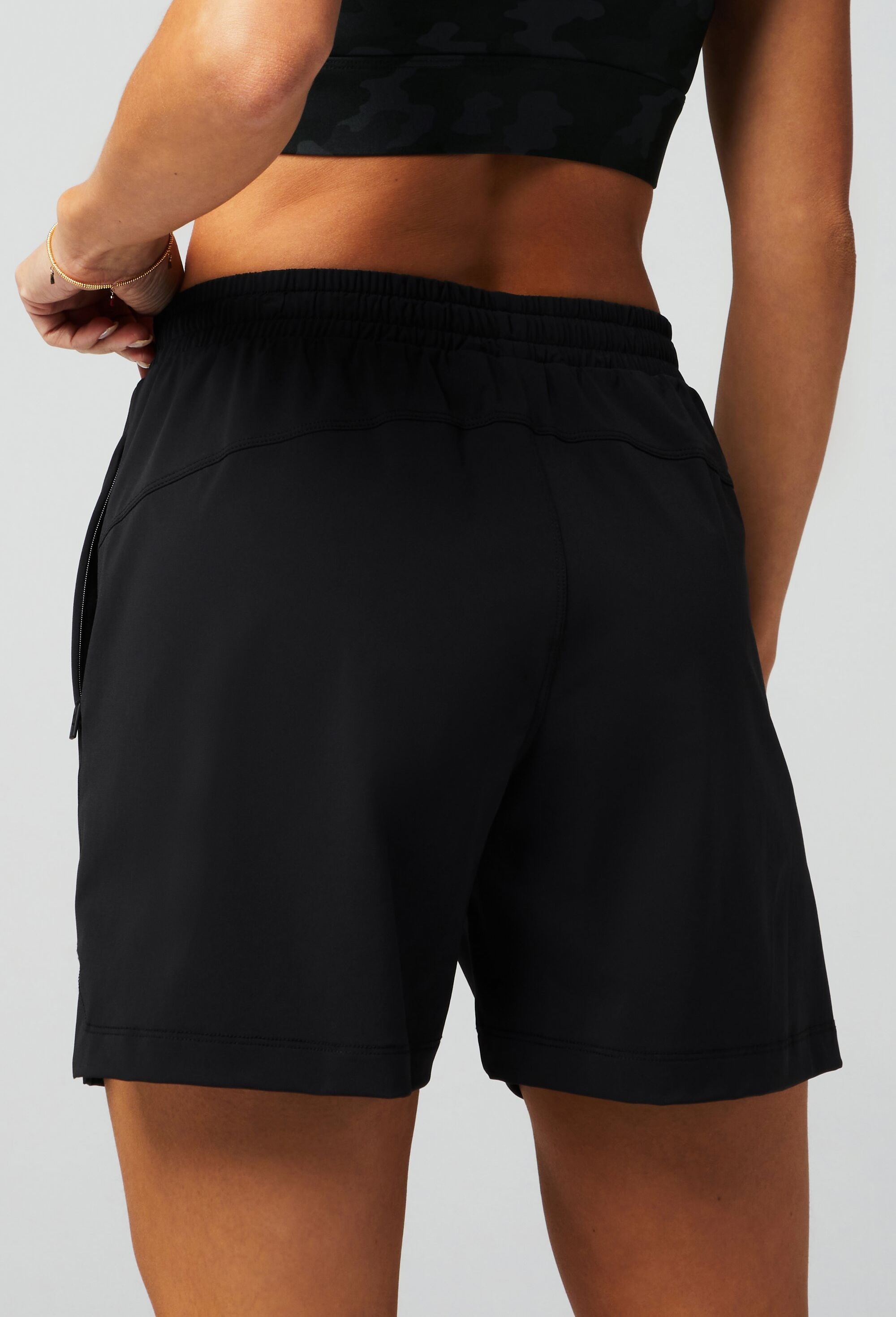 Fabletics Outdoorhose »Fabletics Shorts The One Short 12cm«  mit Reißverschlusstaschen