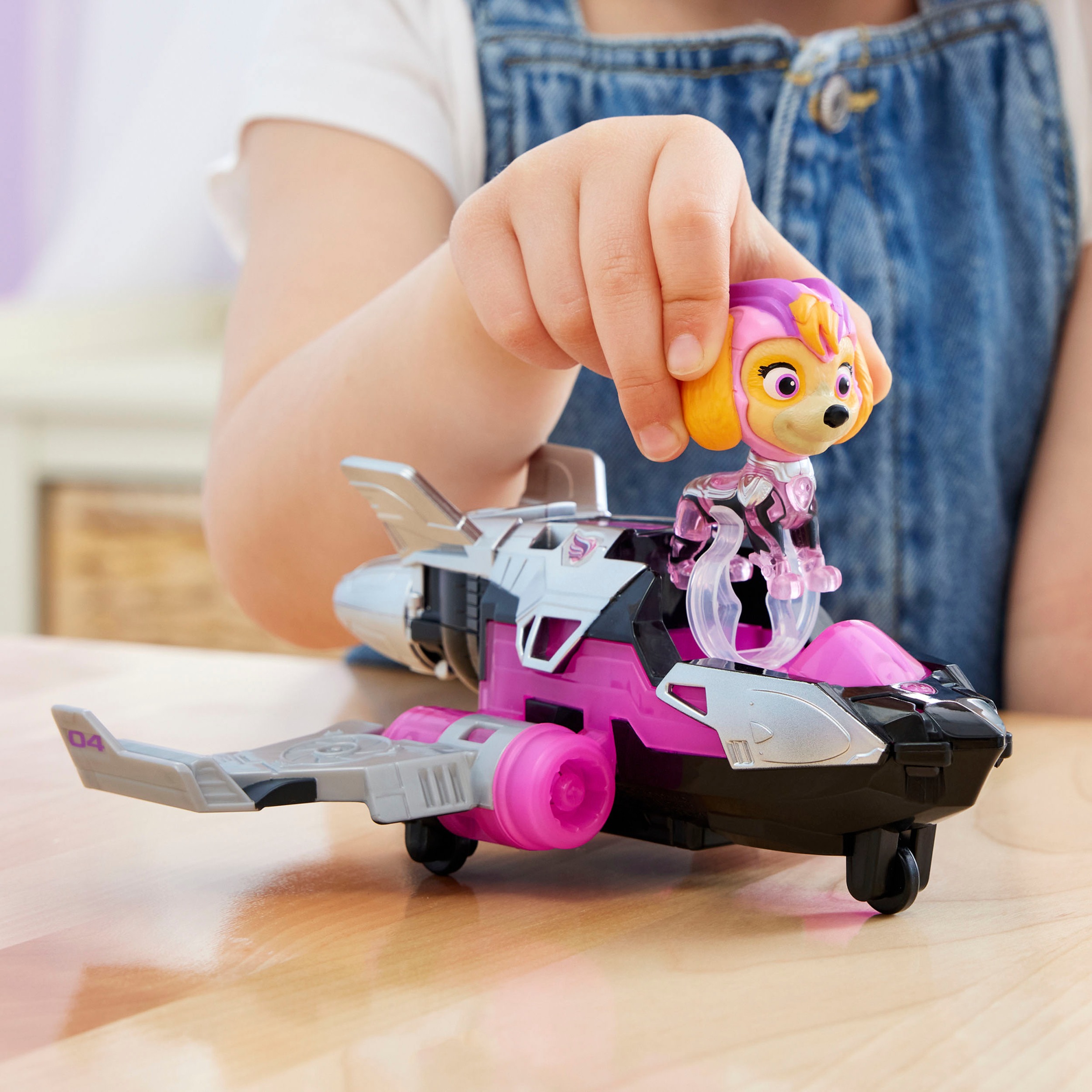 Spin Master Spielzeug-Auto »Paw Patrol - Movie II - Basic Themed Vehicles Skye«, Flugzeug mit Welpenfigur, Licht- und Soundeffekt