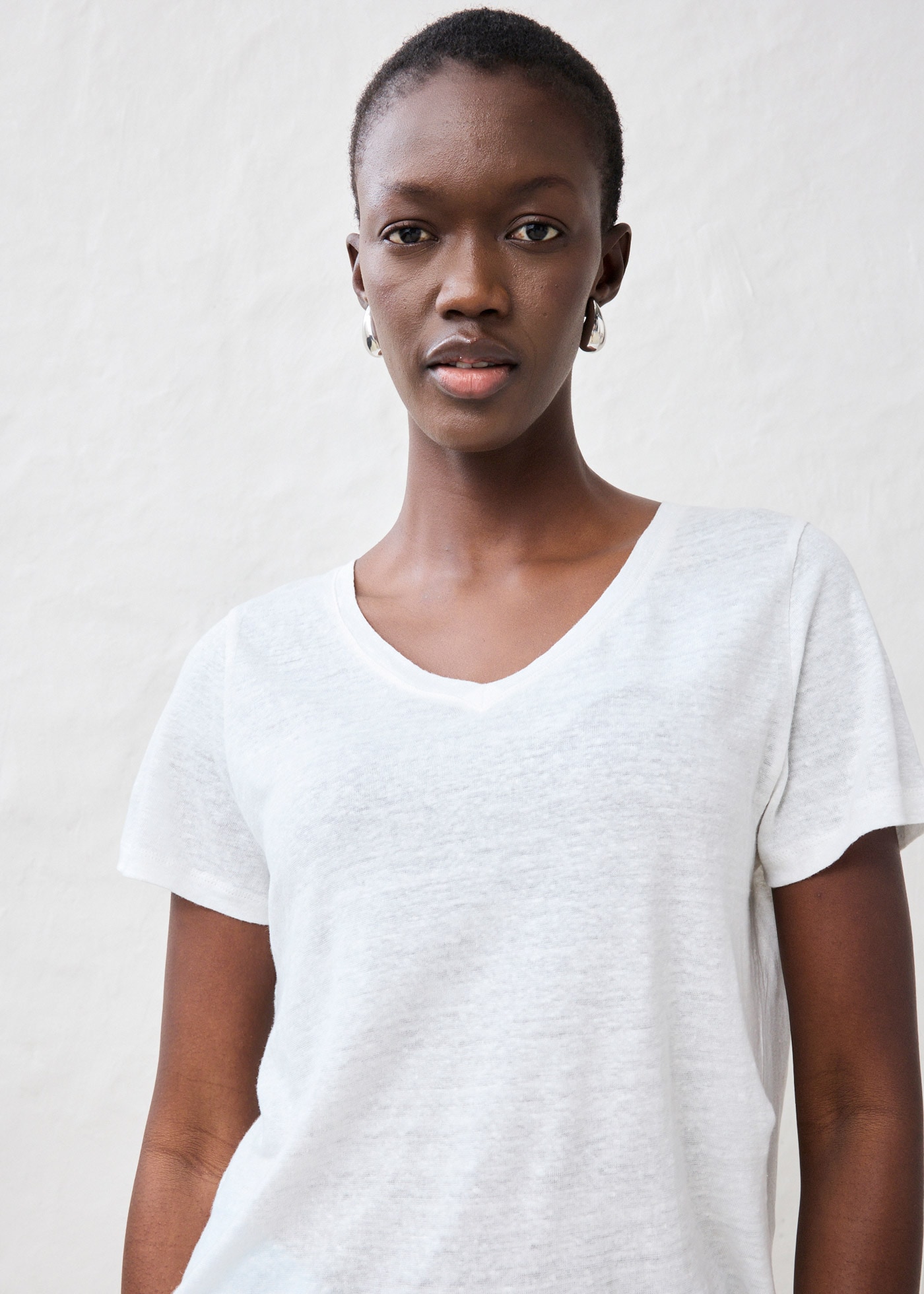 bonprix T-Shirt »Shirt aus reinem Leinen« figurumspielende Passform, Kurzarm, V-Ausschnitt, aus Leinen