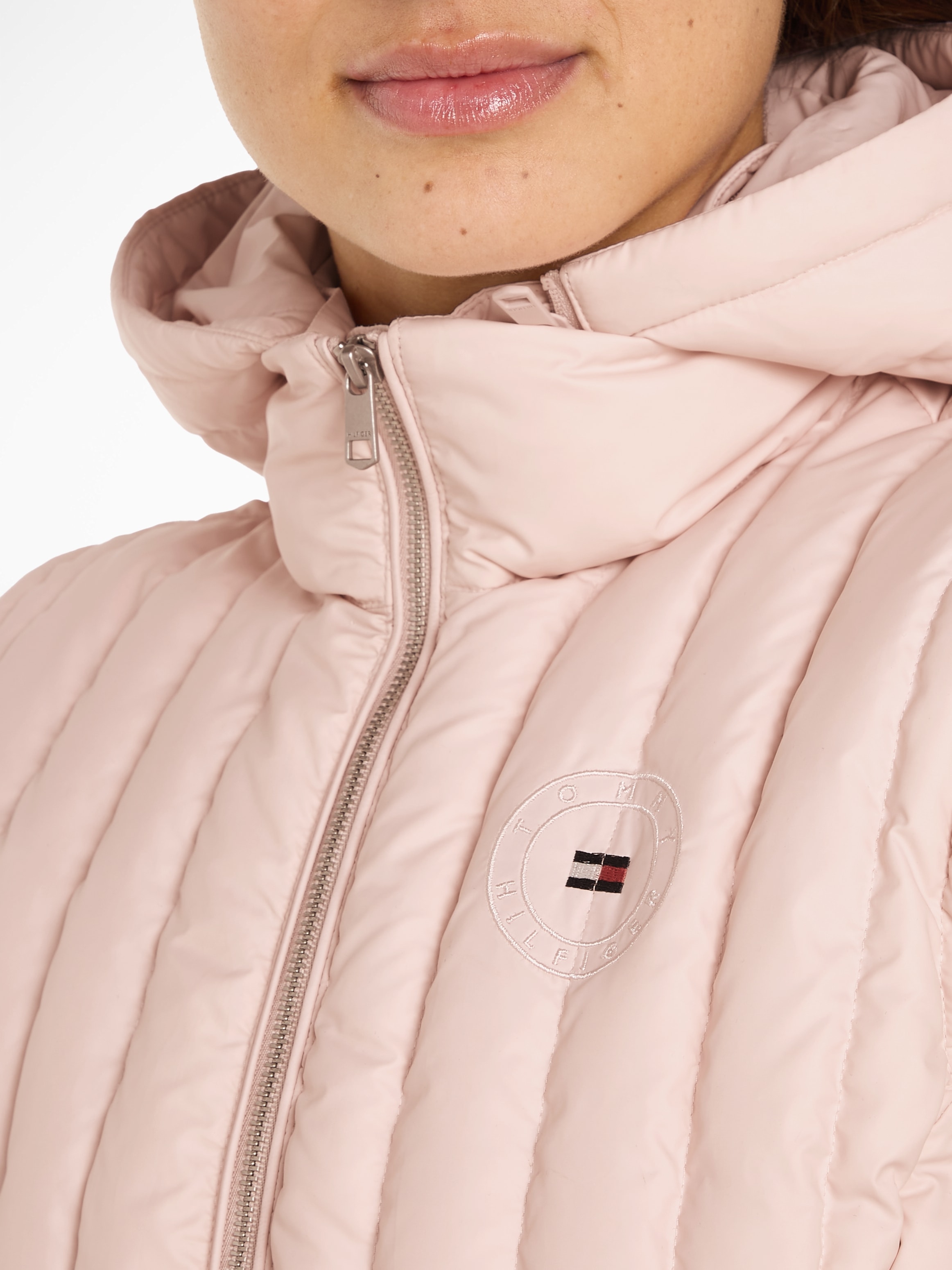Tommy Hilfiger Daunenweste »FEMININE LW DOWN VEST«, mit Logostickerei