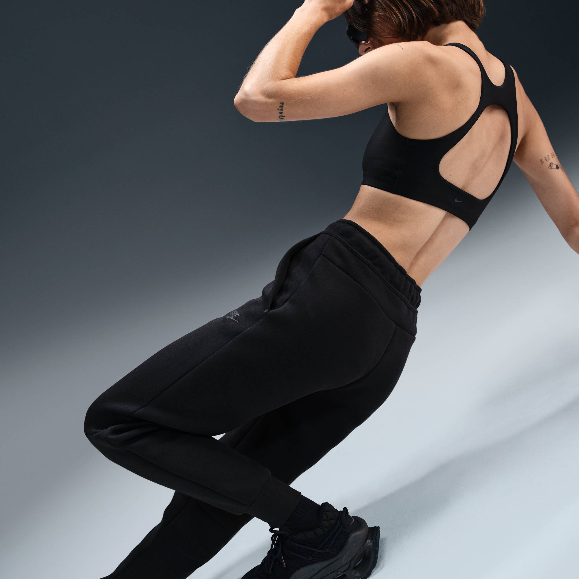 Nike Sportswear Sporthose »W NSW TCH FLC MR JGGER 2«  für vielseitige sportliche Aktivitäten, schnell trocknendes Material