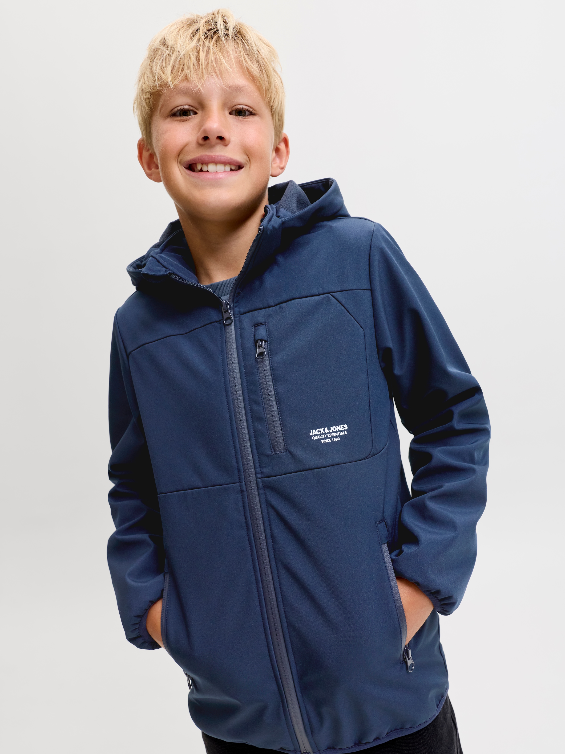 Jack & Jones Junior Softshelljacke »JJTHEO wasserabweisend und pflegeleicht für Alltag« mit Kapuze Polyester, regular fit