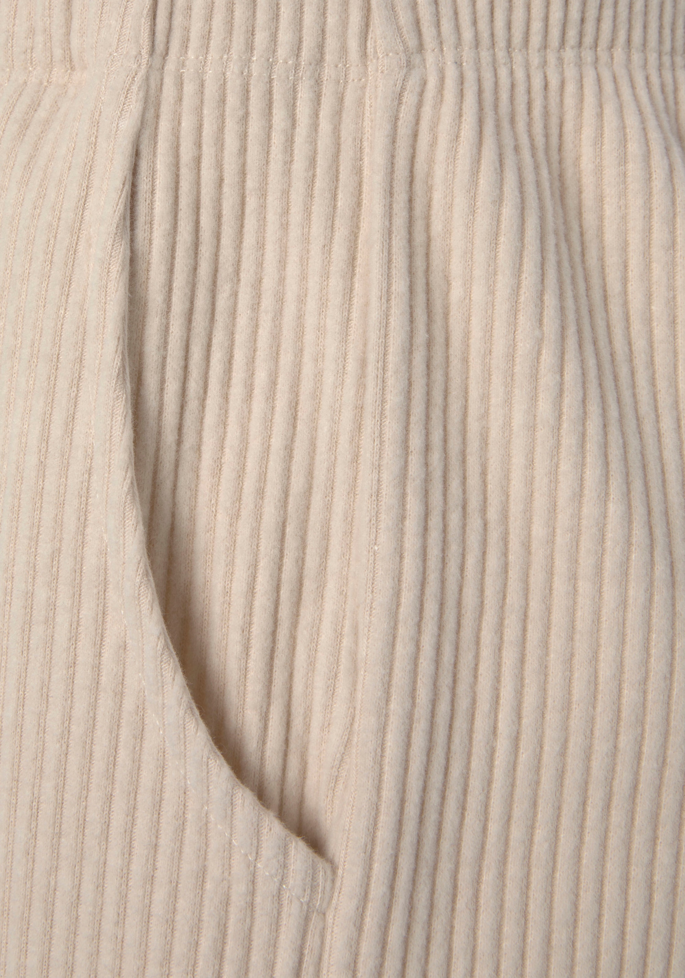 s.Oliver Sweatshorts, Kurze Hose aus Ripp-Qualität mit seitlichen Taschen, Loungewear