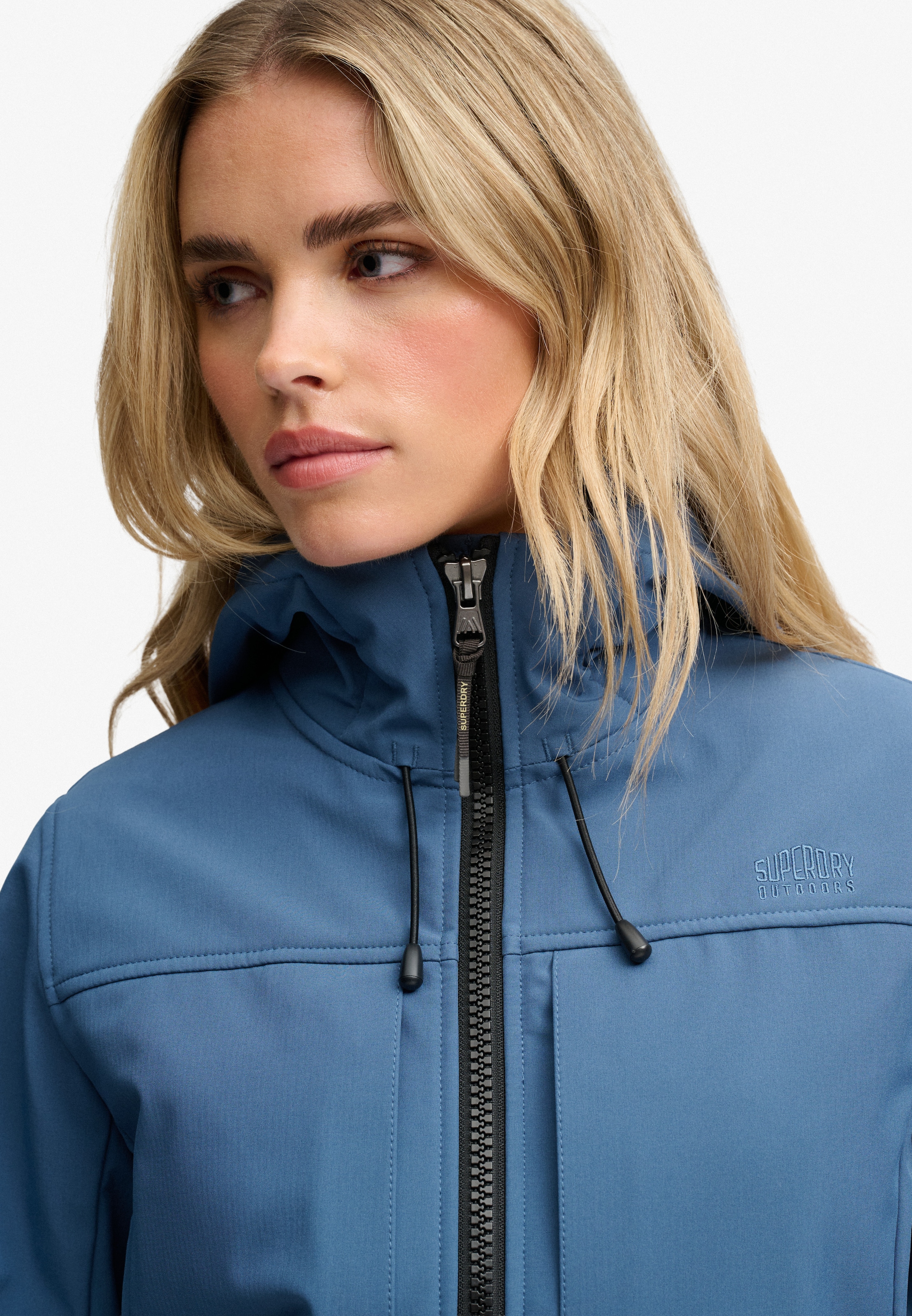 Superdry Outdoorjacke »HOODED CLASSIC TREKKER JACKET« mit Kapuze mit Materialmix aus Polyester und Elasthan, Slim Fit