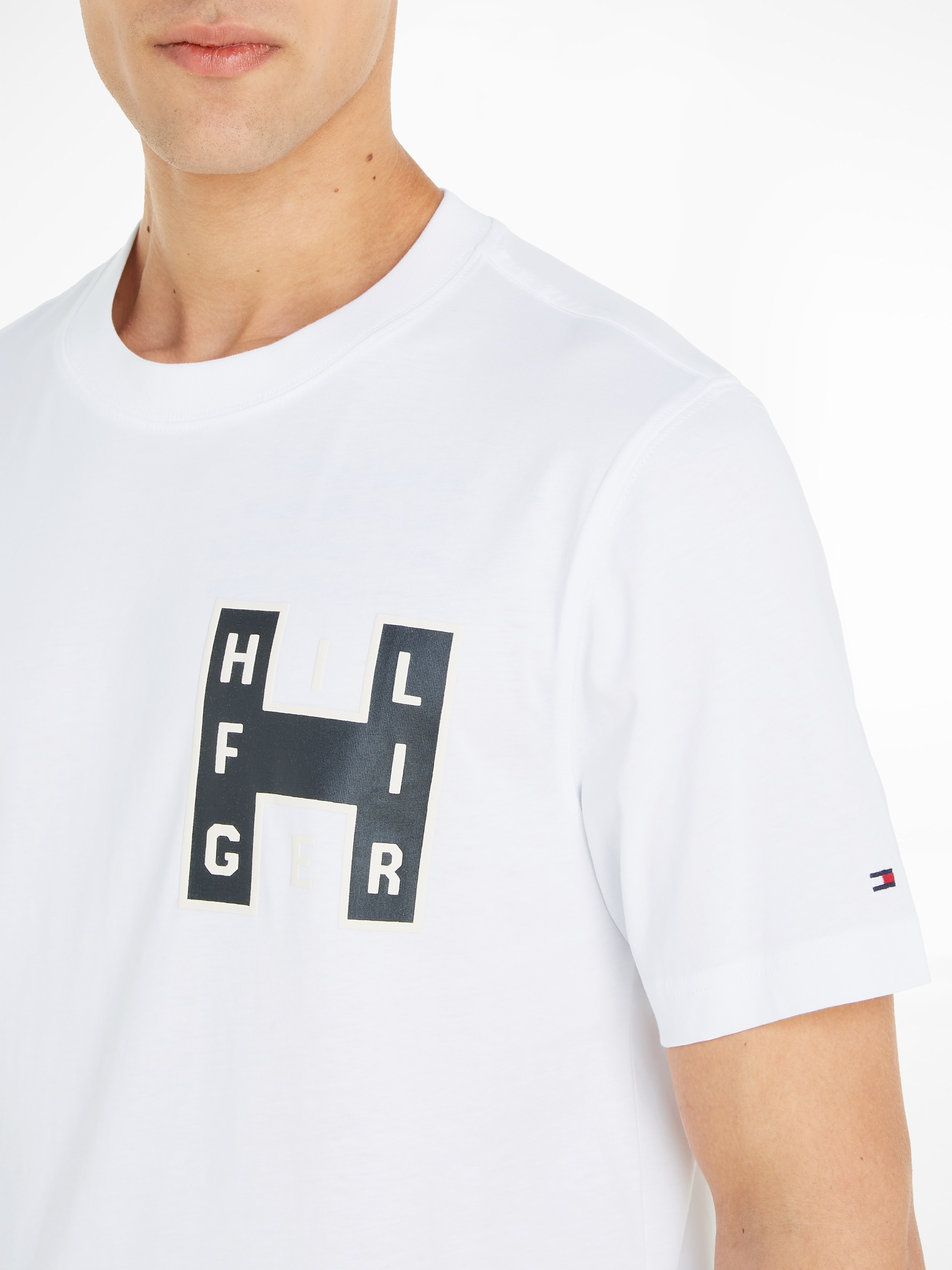 Tommy Hilfiger Kurzarmshirt »VARSITY H TEE«, mit großem Hilfiger Druck auf der Brust