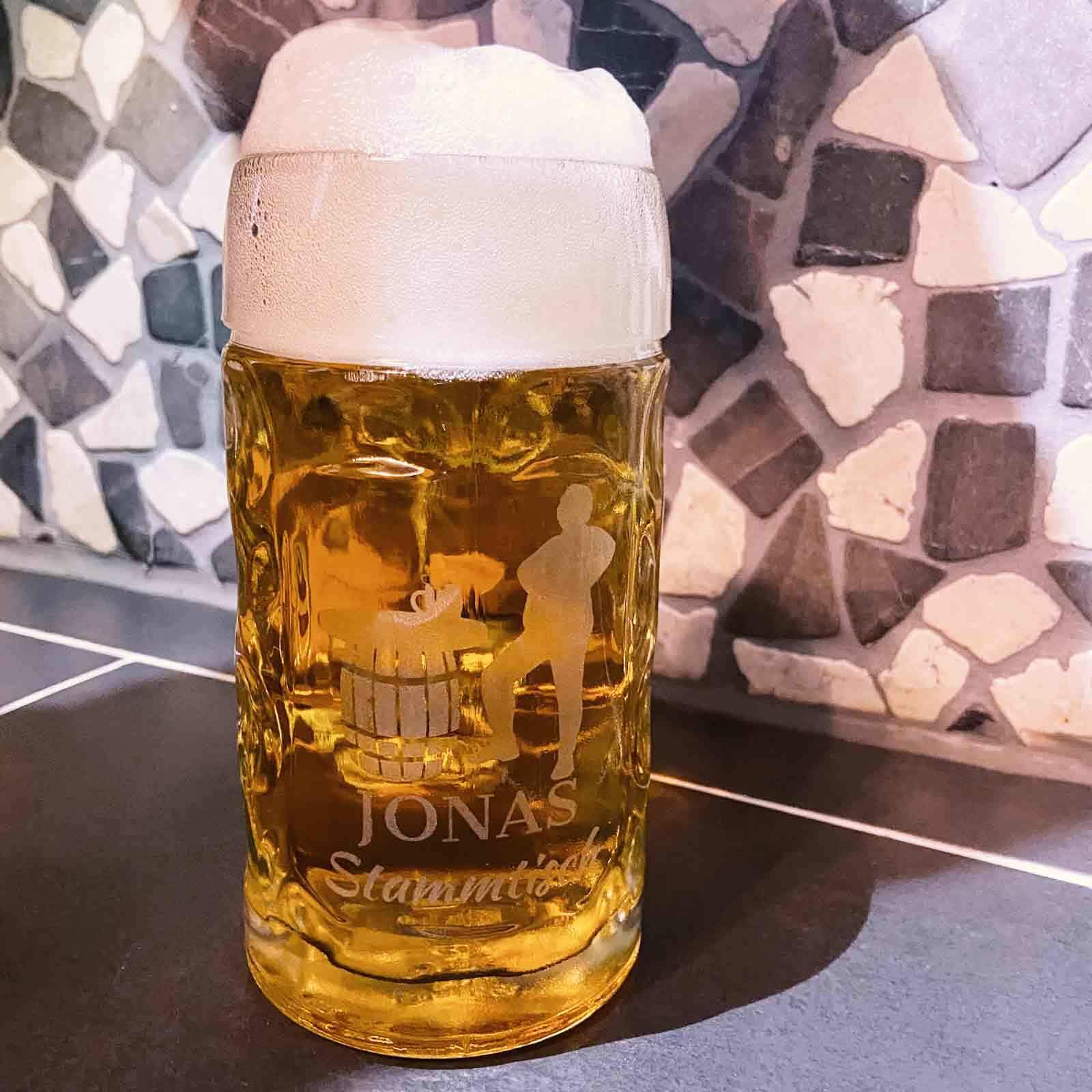 LUXENTU Bierkrug »Maßkrug mit Gravur Legende seit 80 Jahren 1,0 Liter transparent«