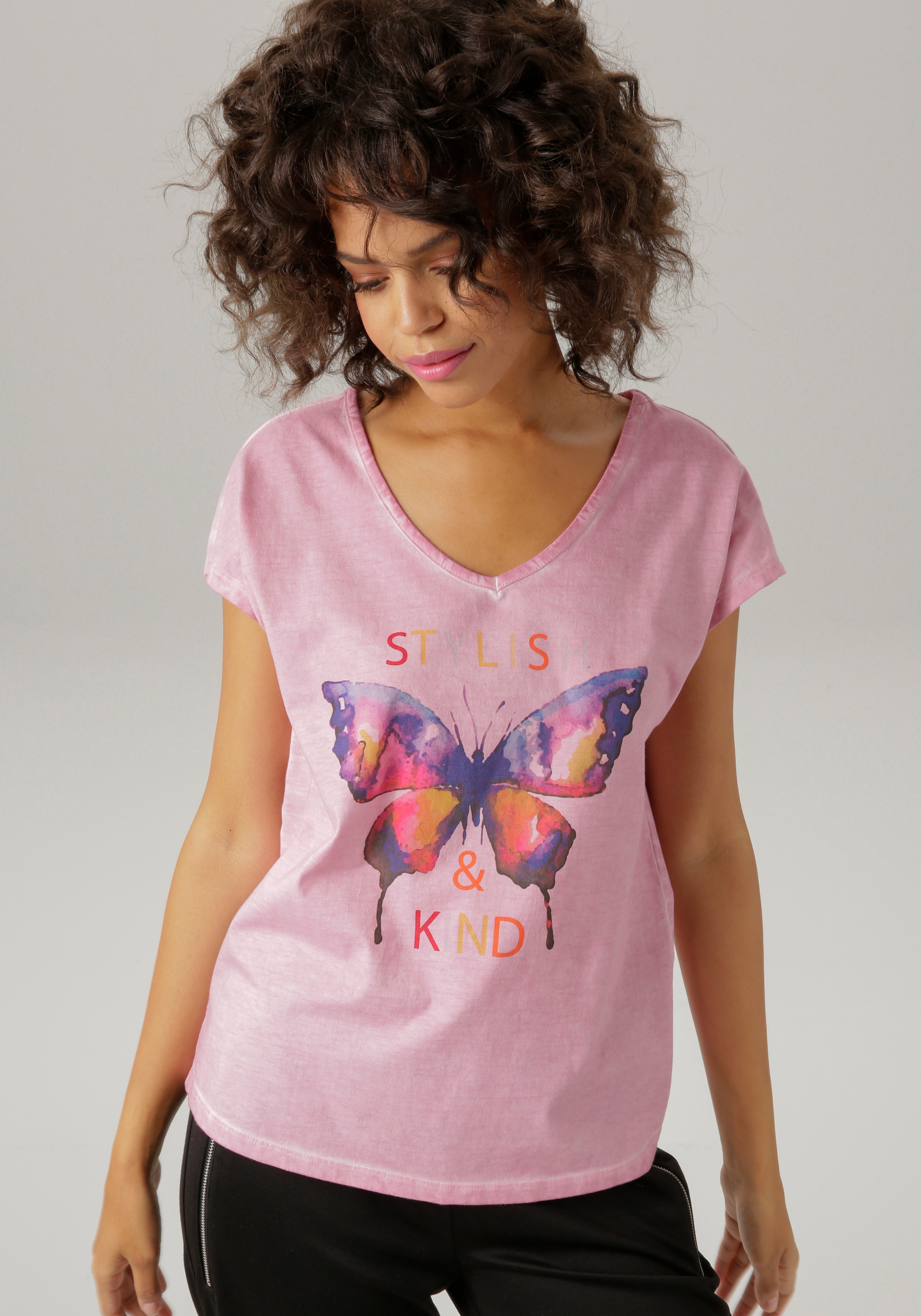 OTTOversand Schmetterling batikfarbigem bei Aniston CASUAL Schriftzug T-Shirt, mit und