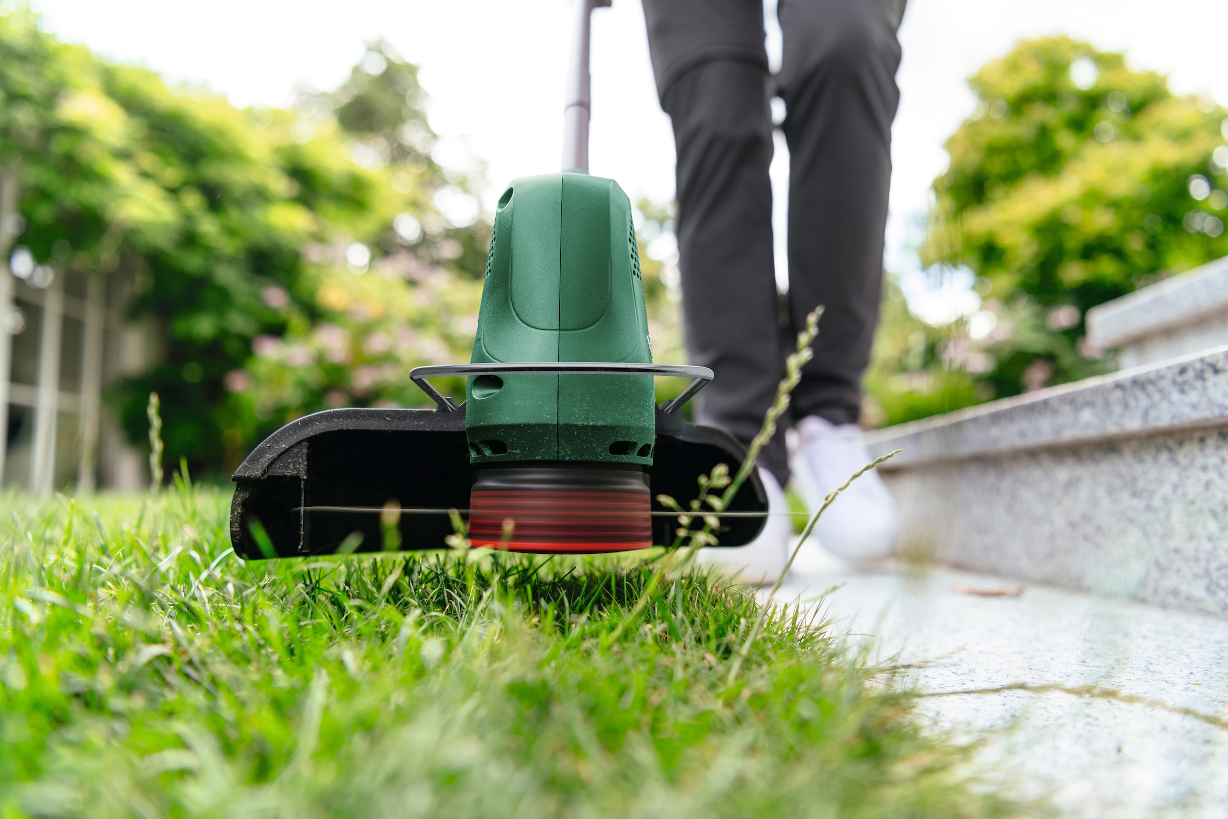 Bosch Home & Garden Akku-Rasentrimmer »EasyGrassCut 18V 26«, mit 2 Akkus 18V/2,0 Ah und Ladegerät