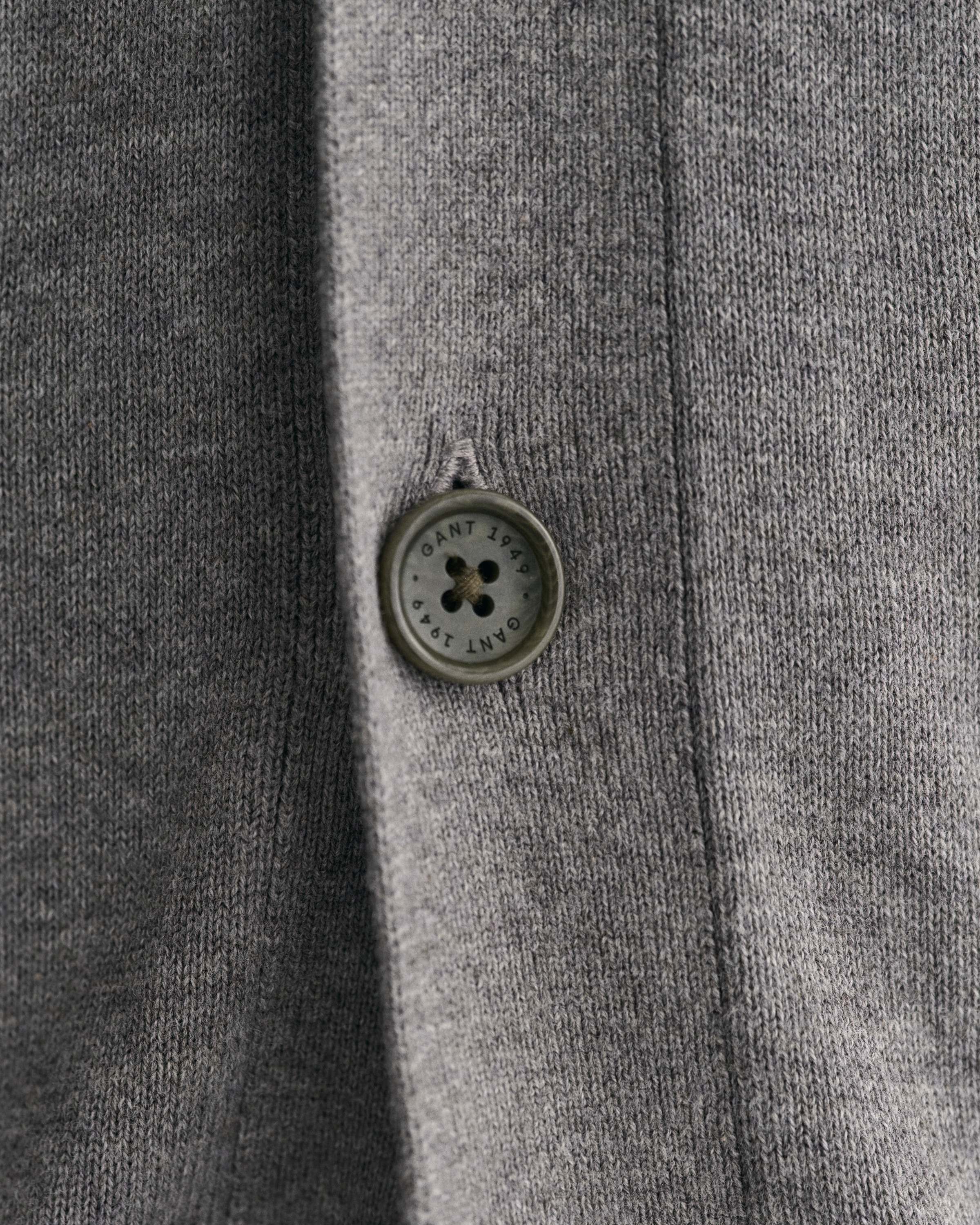 Gant Strickjacke »CLASSIC COTTON V-CARDIGAN«, Grafische GANT-Stickerei auf der Brust