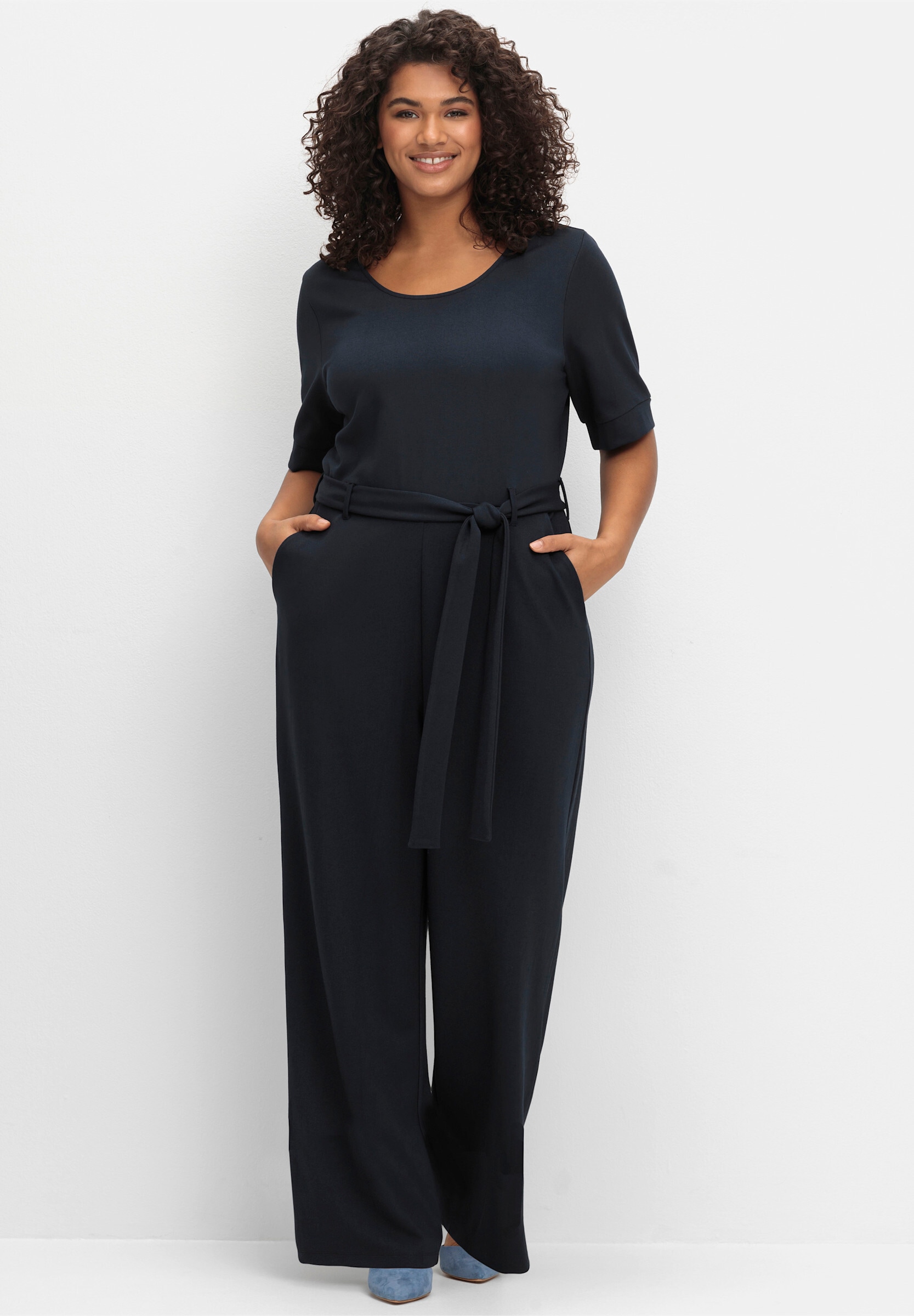 sheego by Joe Browns Jumpsuit »Jumpsuit Jumpsuit mit weitem Bein und Bindegürtel« mit Bindegürtel und weitem Bein