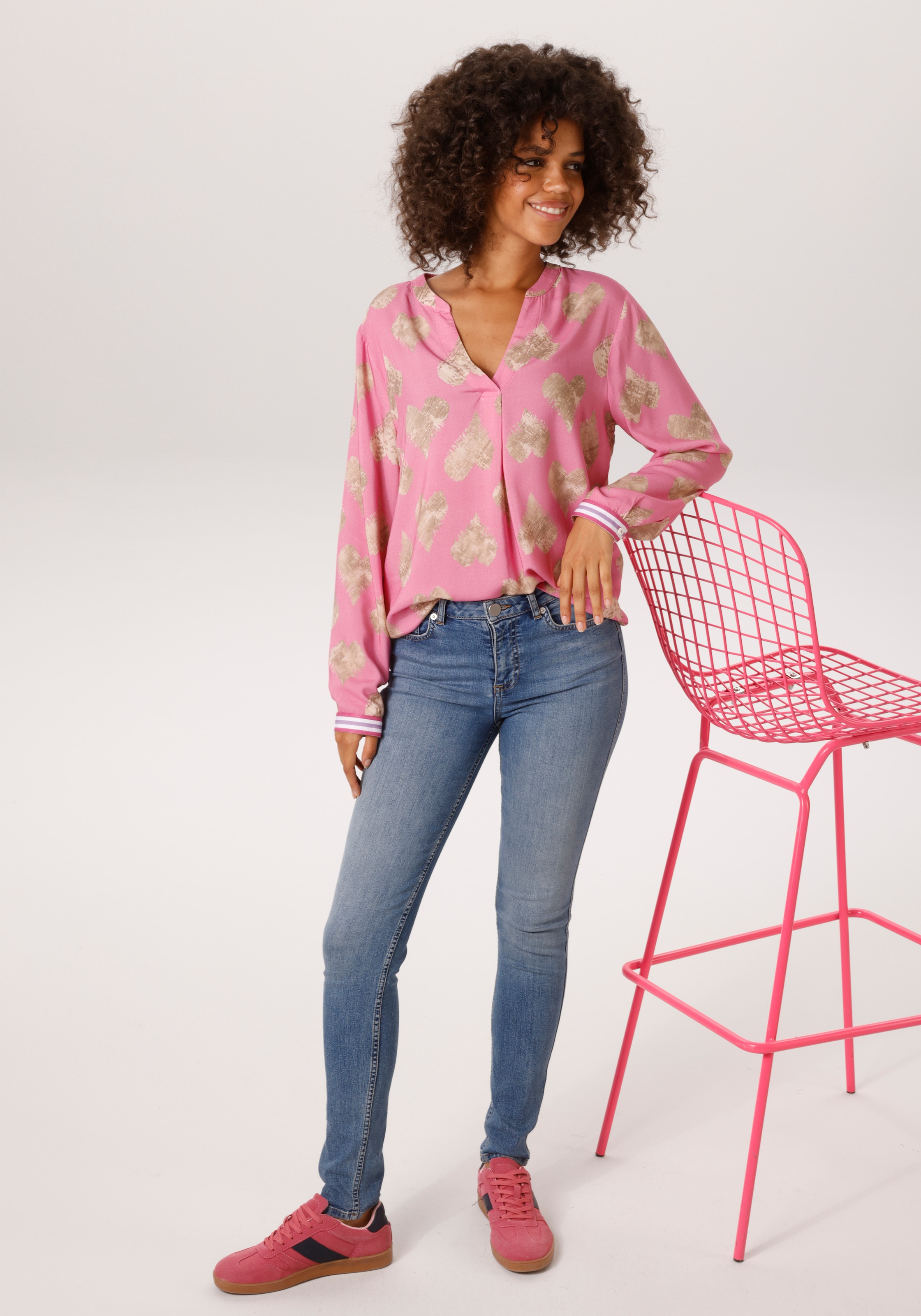 Aniston CASUAL Schlupfbluse mit kunstvollen Herzen bedruckt