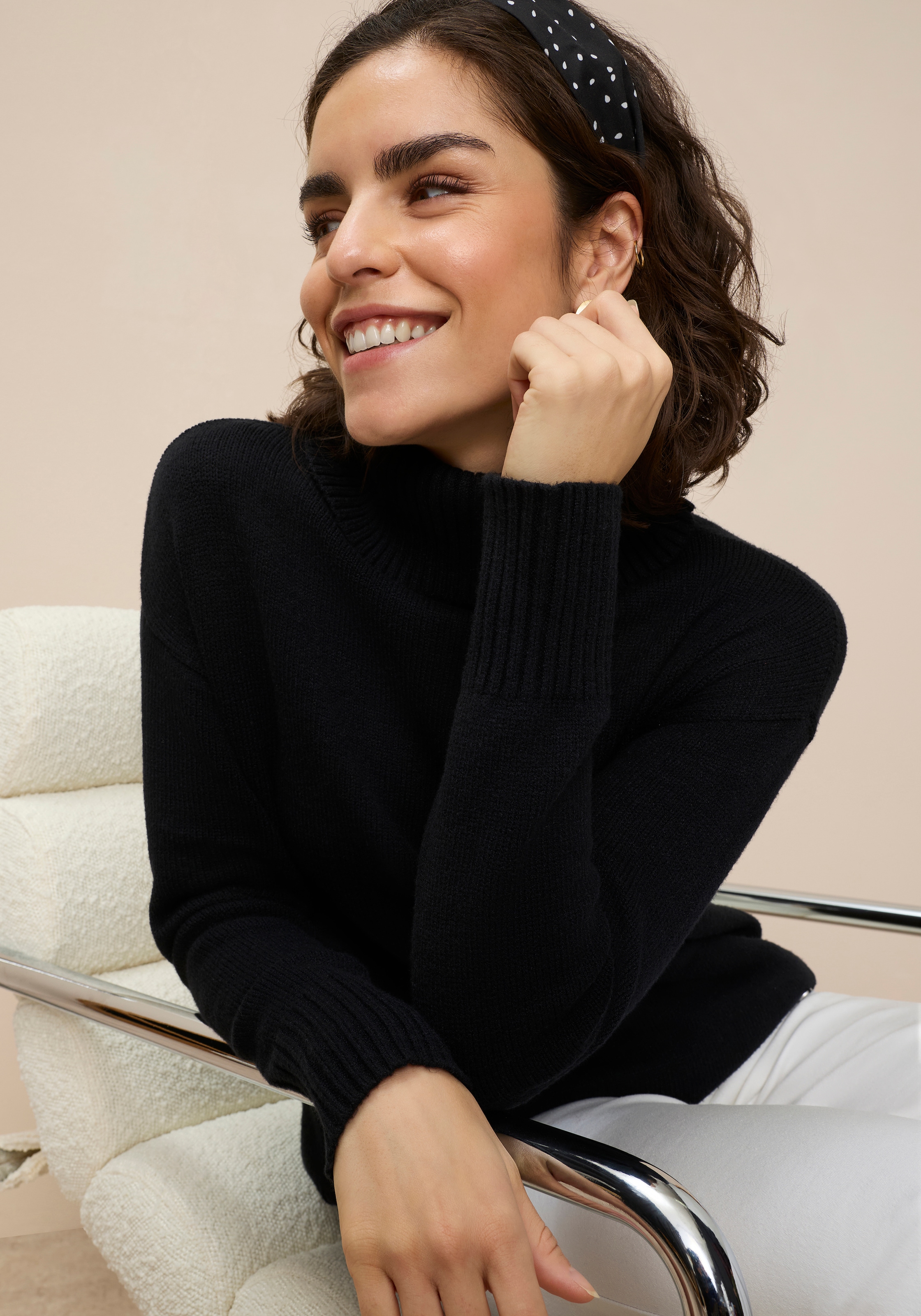 Tamaris Rollkragenpullover in lässiger Form mit seitlichen Schlitzen