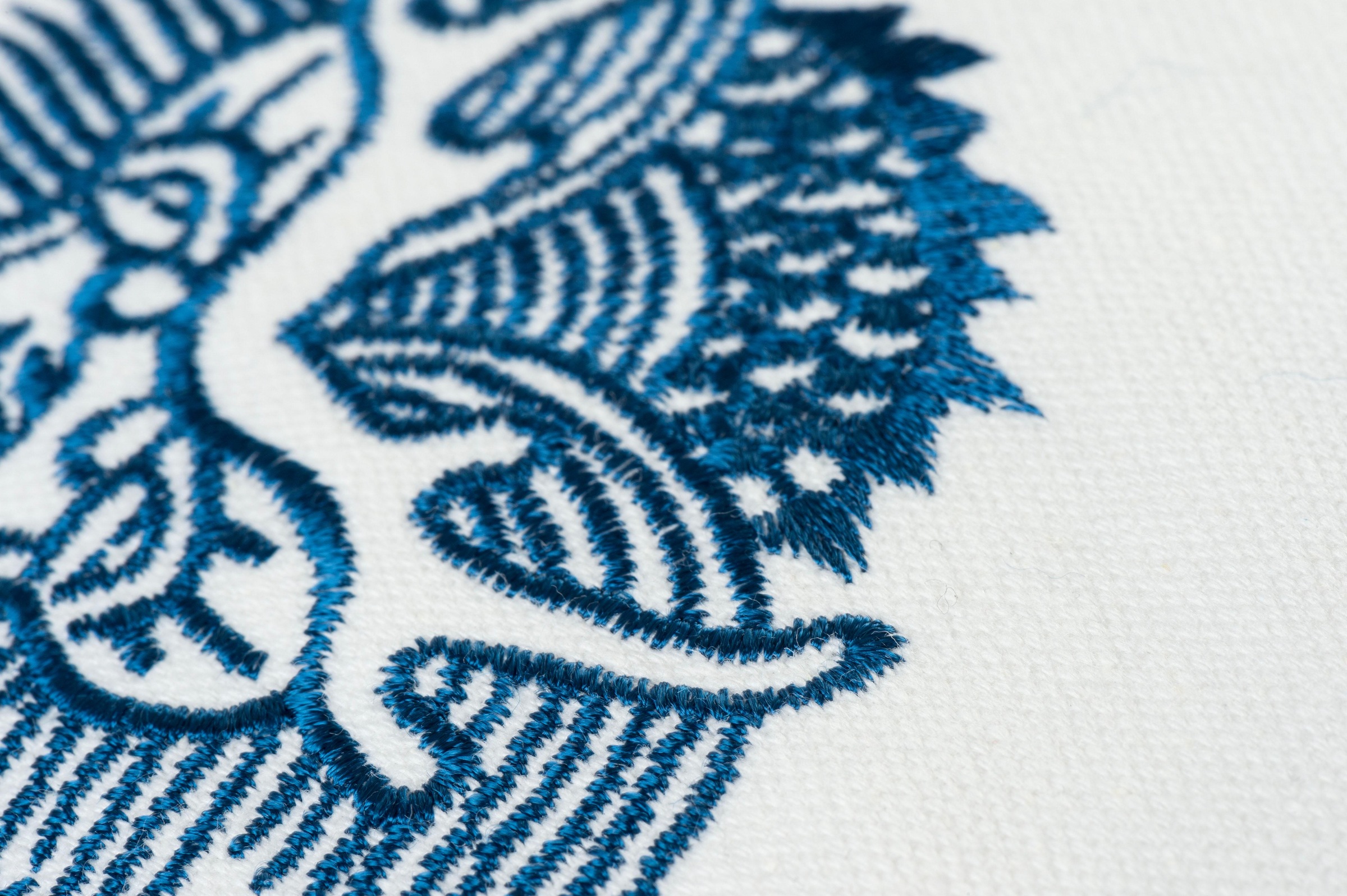 BARBARA Home Collection Dekokissen »Dragon 01 blau-weiß«, Kissenhülle ohne Füllung aus besticktem Leinwandgewebe, 50x50 cm