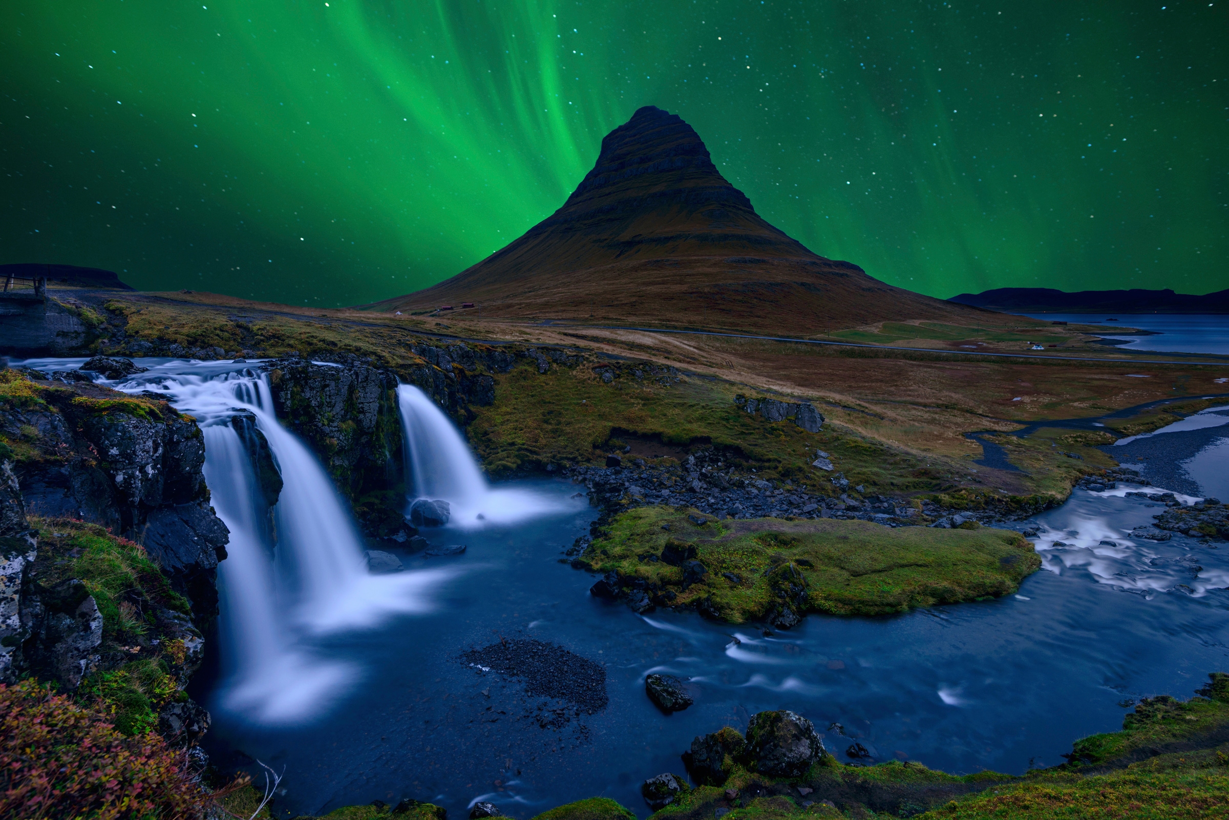 Fototapete »Photo-Art ALVARO ROXO, KIRKJUFELL UNTER EINEM BOREALEN GRÜNEN HIMMEL«