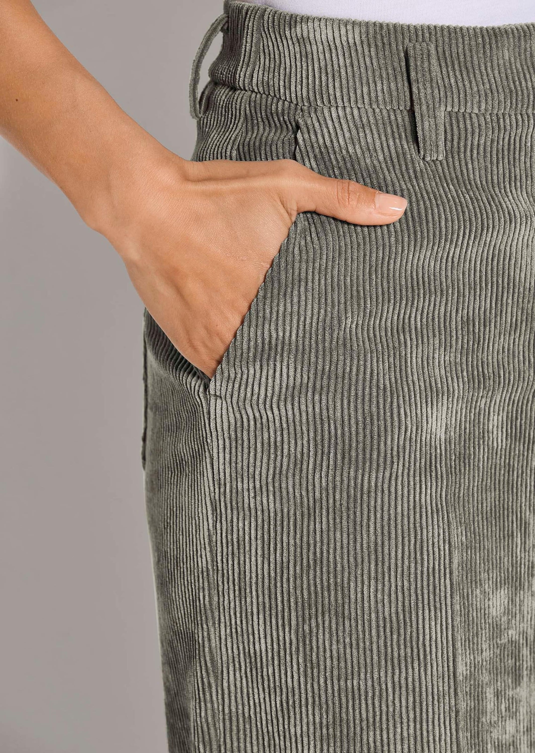 MADELEINE Cordhose »Cordhose Weite Cordhose mit Bügelfalten«