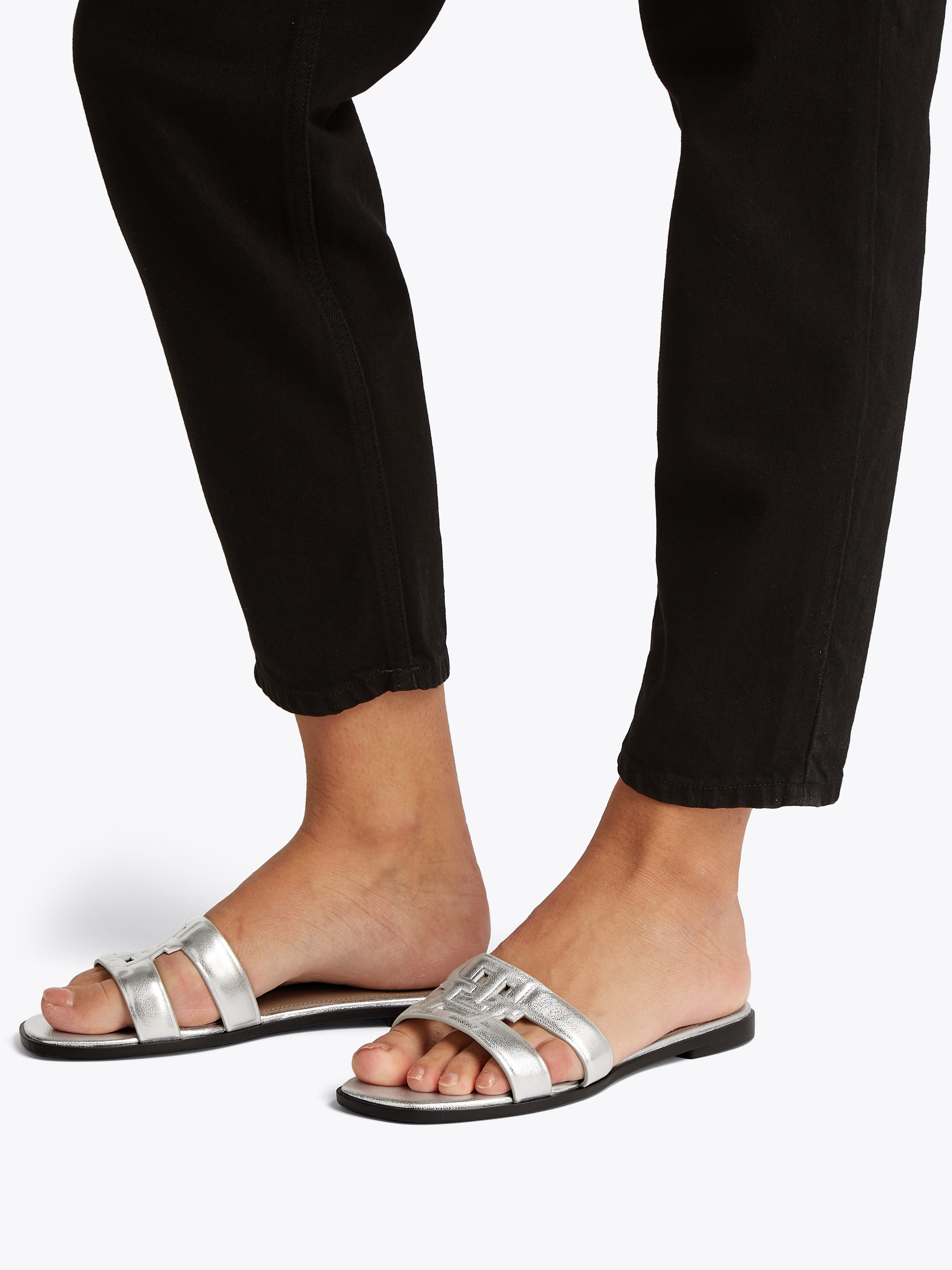 Tommy Hilfiger Pantolette »TH LOGO STRAP METALLIC MULE«, Blockabsatz, Sommerschuh, Flats, Bequemschuh mit TH-Logo