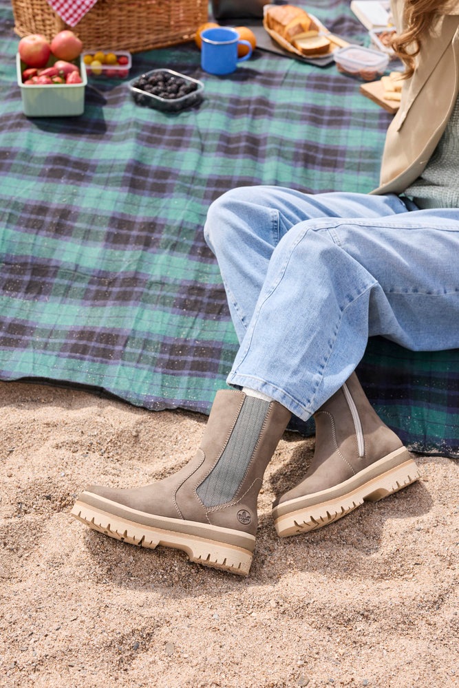 Rieker Chelseaboots  Stiefelette mit Reißverschluss und Profilsohle