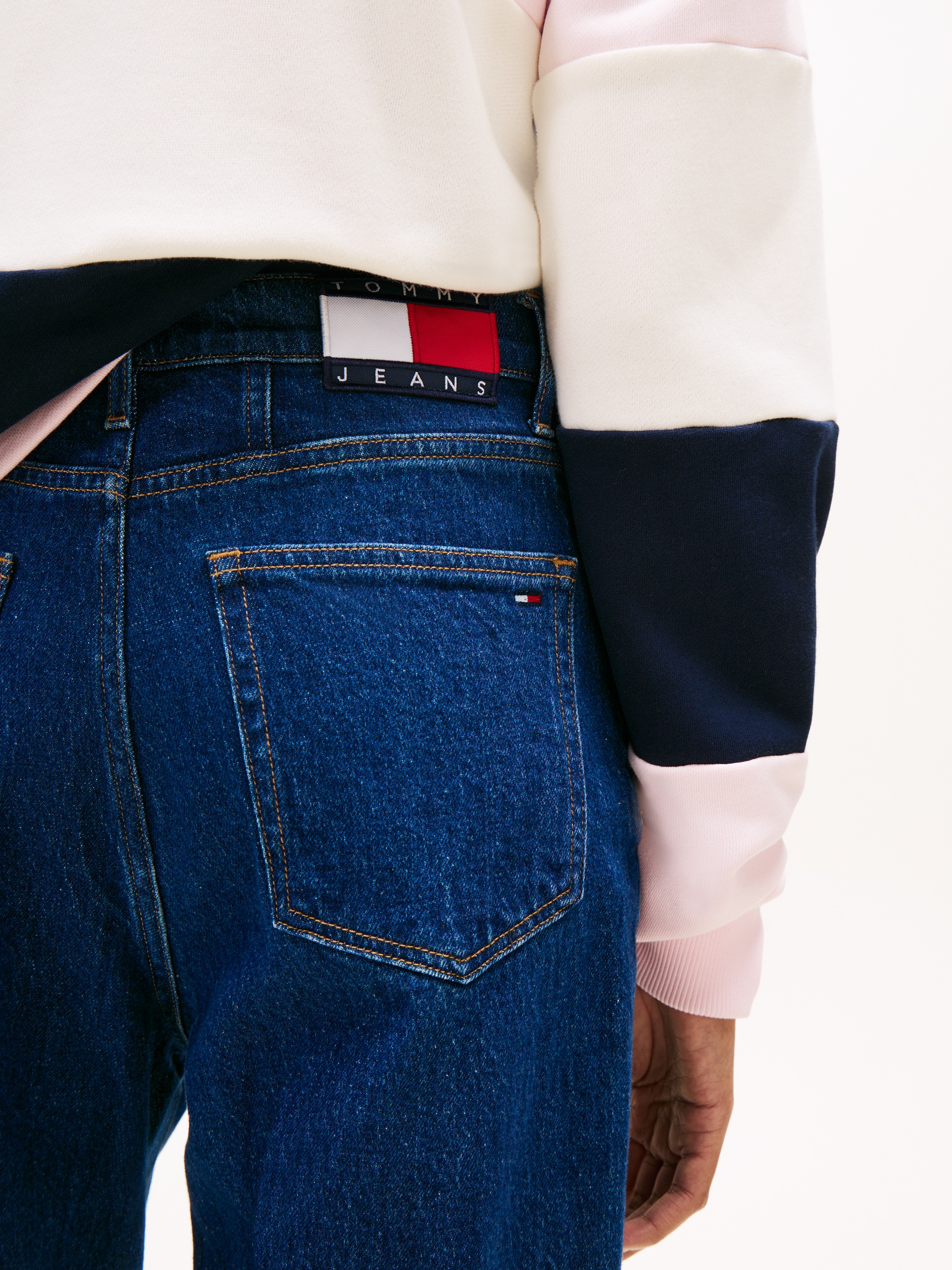 Tommy Jeans Mom-Jeans »MOM JEAN UH TPR« mit Logo-Stickereien, in knöchelfreier Länge