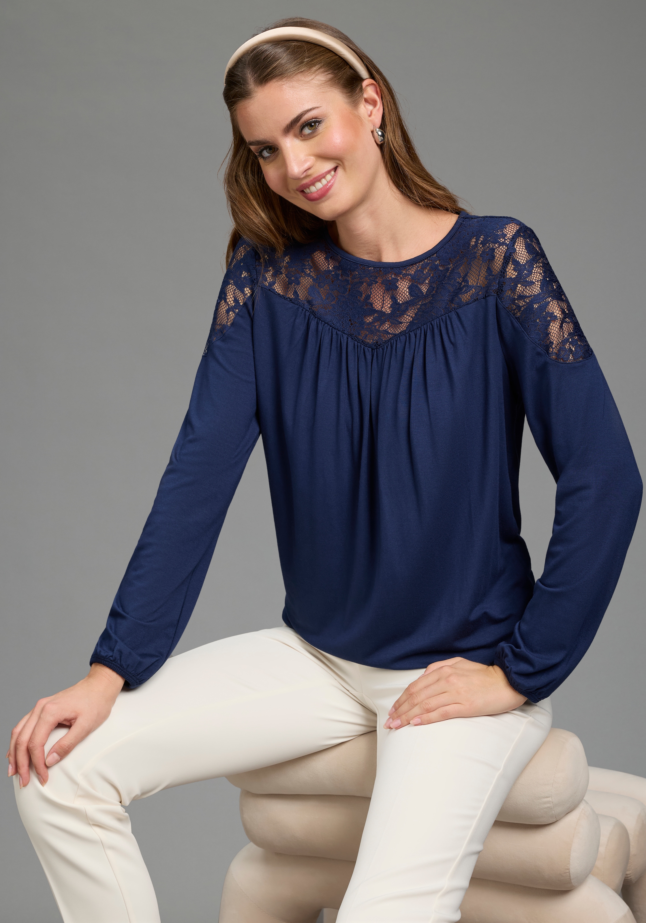 Laura Scott Spitzenshirt in hüftlanger, figurumspielender Passform, unifarben