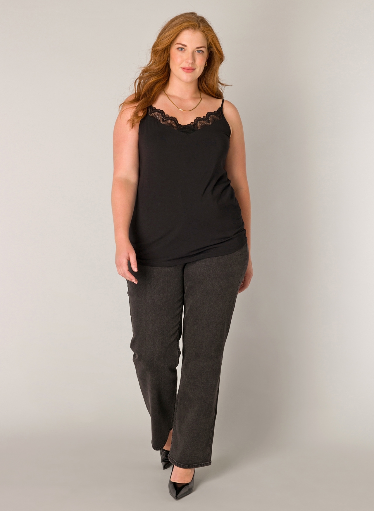 Base Level Curvy Spitzentop mit Spaghetti-Trägern