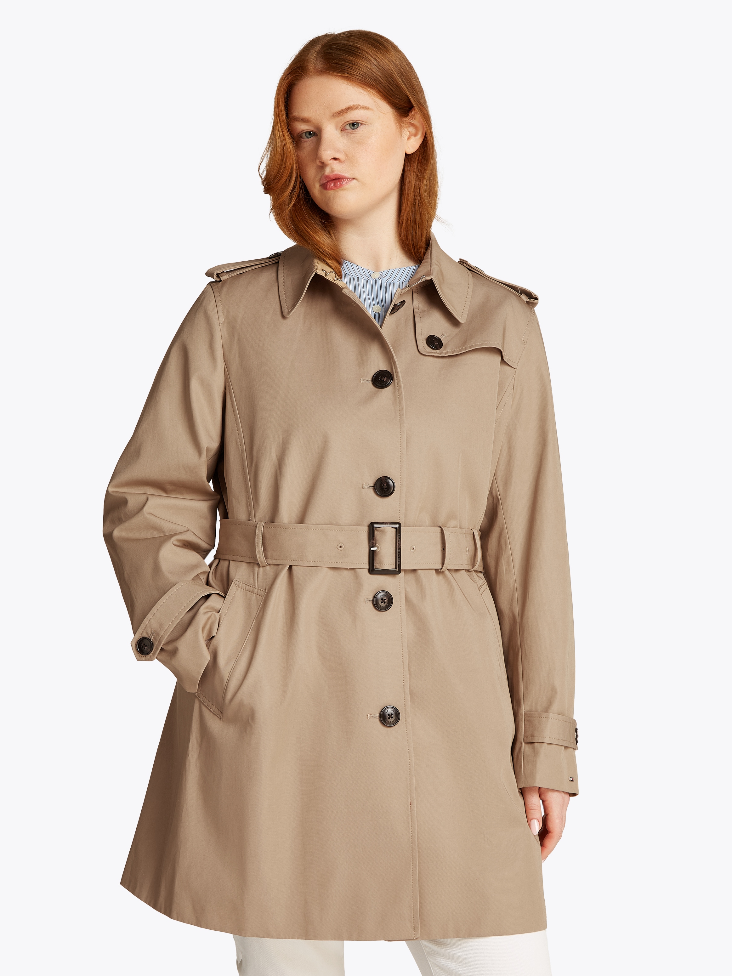 TOMMY HILFIGER Curve Trenchcoat »CRV HERITAGE SB TRENCH«, in Großen Größen, Logostickerei am Ärmel,...