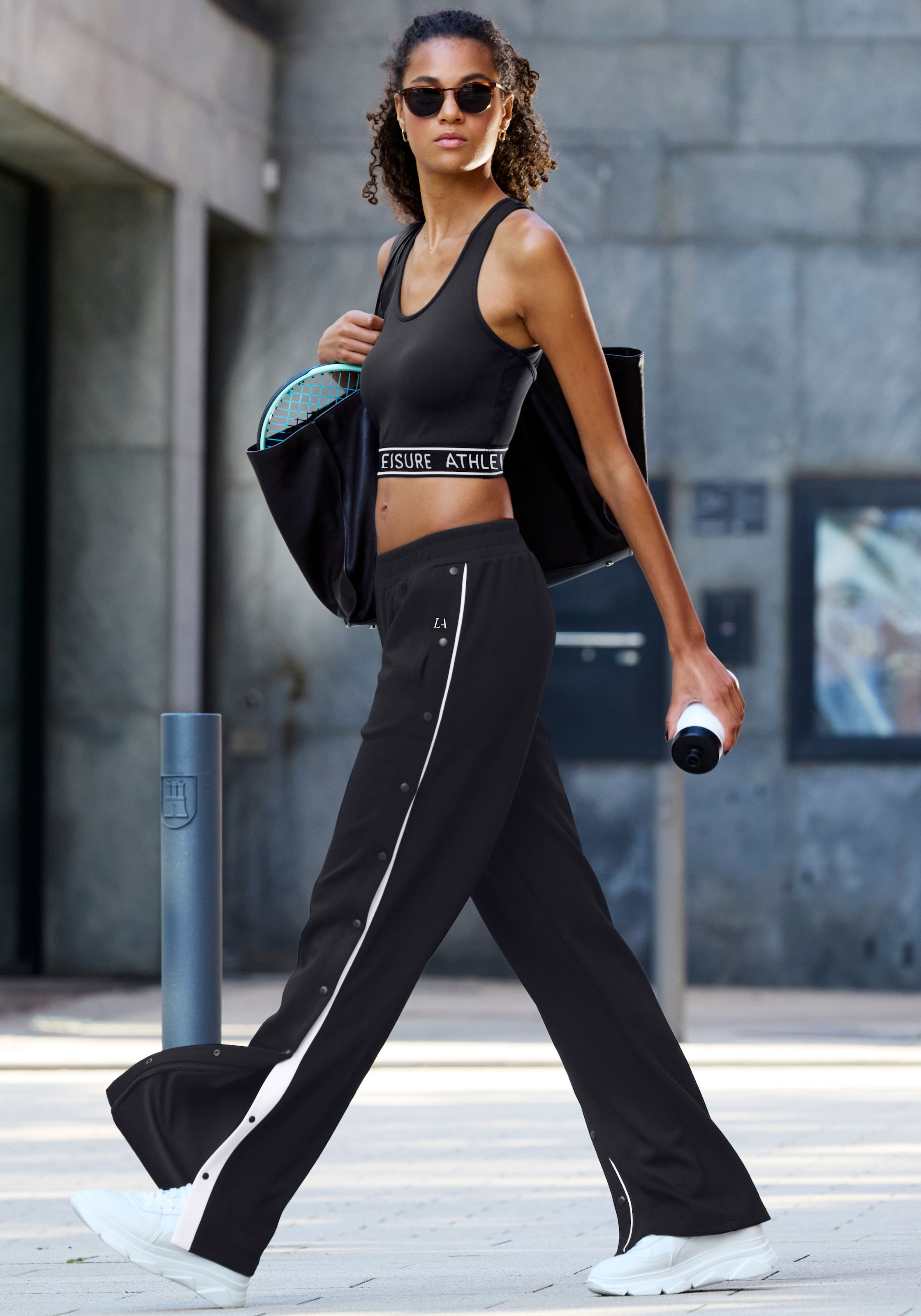 LASCANA ACTIVE Jogginghose  mit seitlicher Knopfleiste, Sweathose, Relaxhose, Baggy Pants