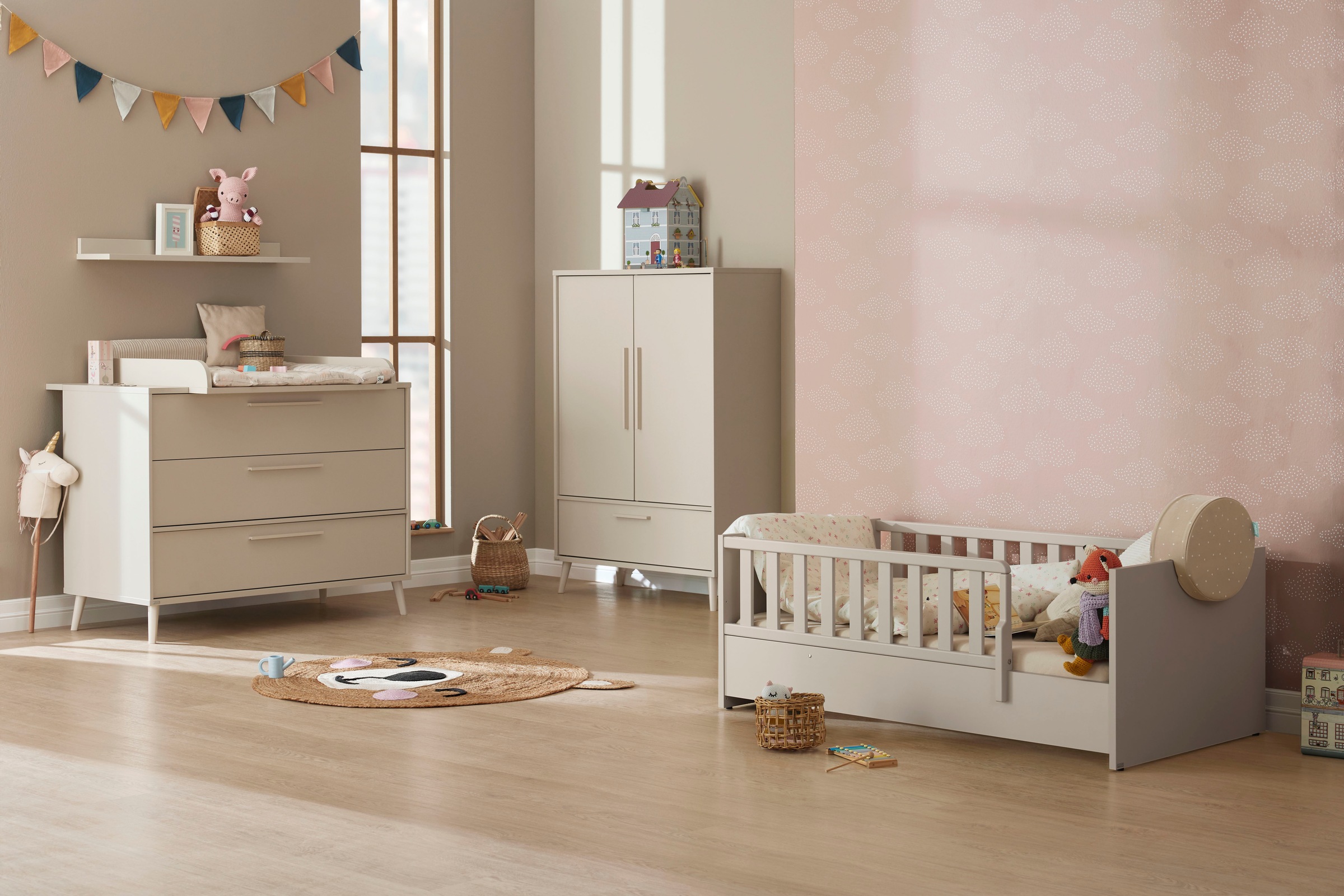 YUNY by PAIDI Babybett »LITTLE SNU 70x140cm in Beige oder Weiß, umbaubares Bodenbett« Kinderbett mit Rausfallschutz aus Massivholz, langlebiges Gitterbett