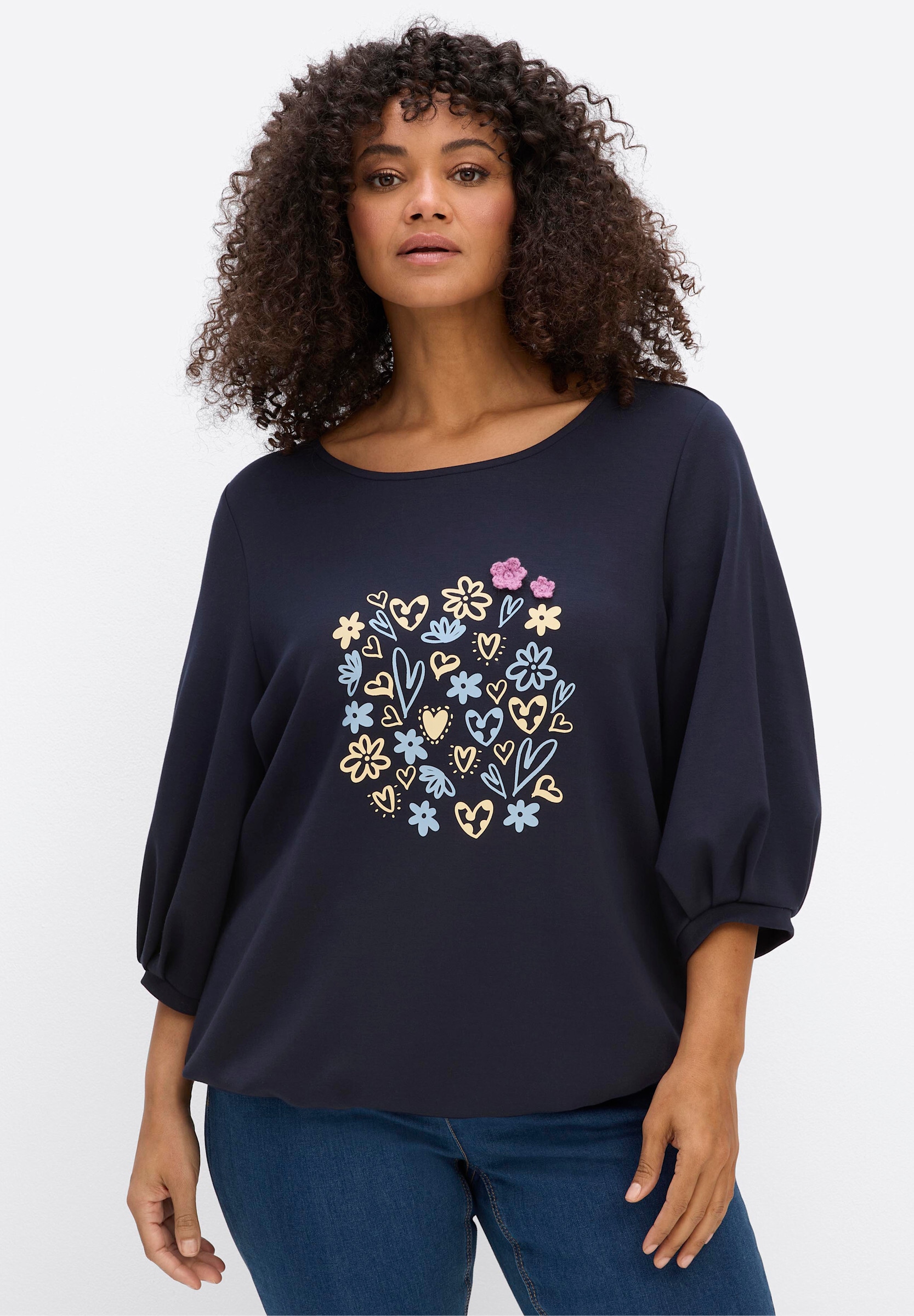 Sheego Sweatshirt »Sweatshirt Sweatshirt mit Frontprint und Häkelblumen«
