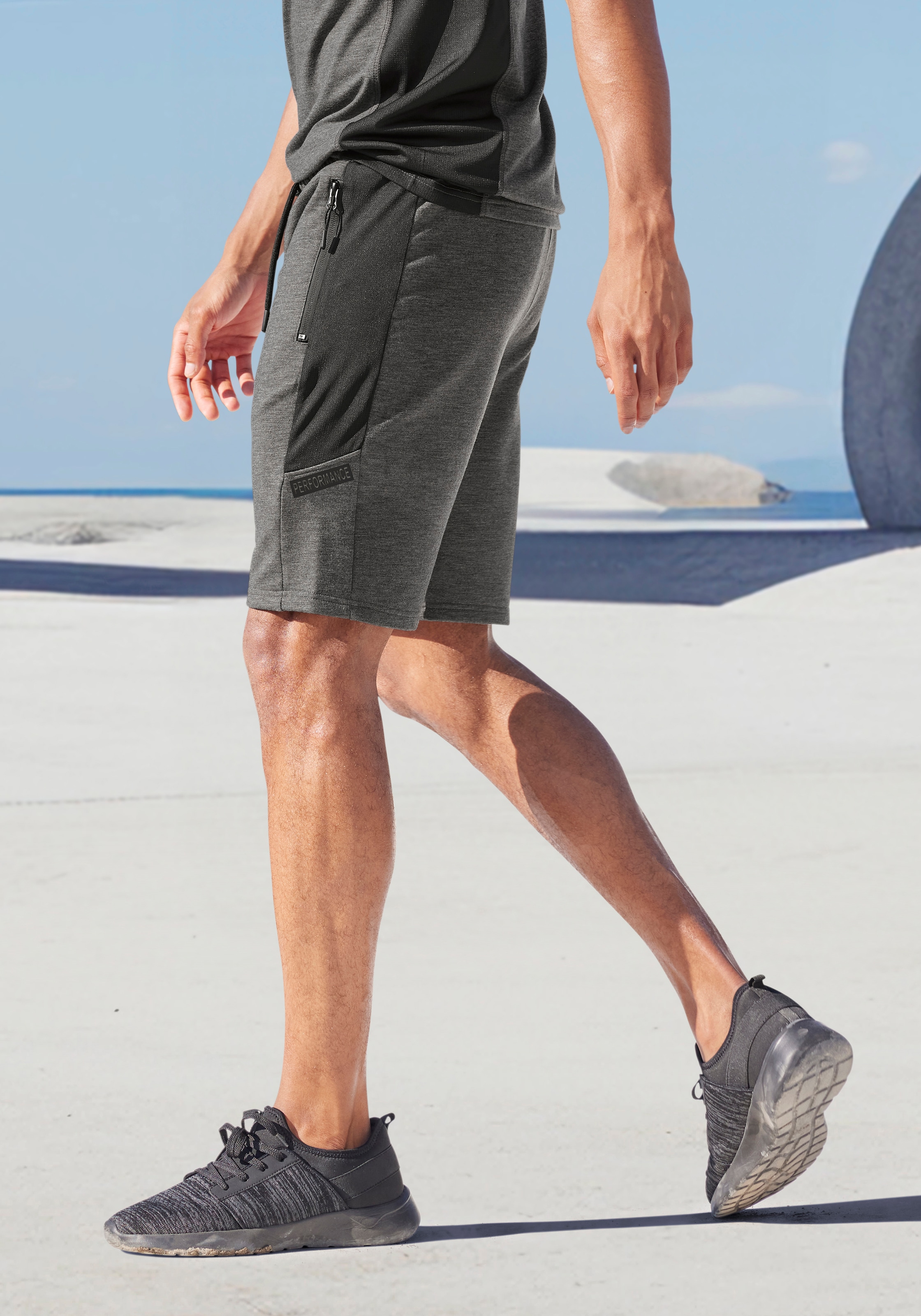 Shorts »- Sporthose«, mit Mesheinsätzen und seitlichen Reißverschlusstaschen