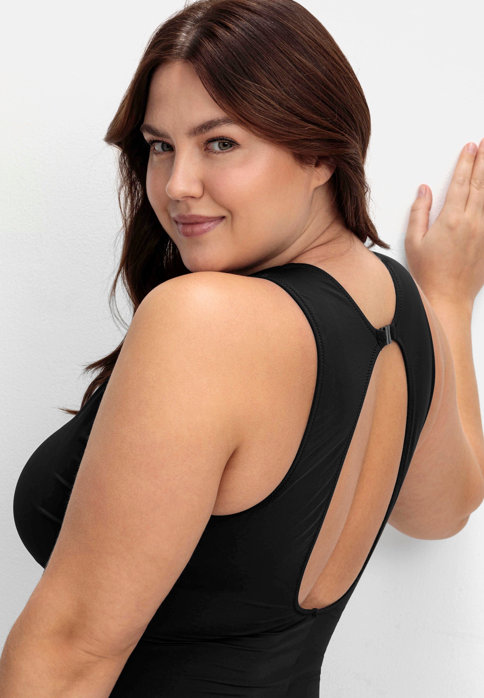 Sheego Badeanzug »Badeanzug Badeanzug mit Cut-out« mit raffiniertem Ausschnitt vone und hinten
