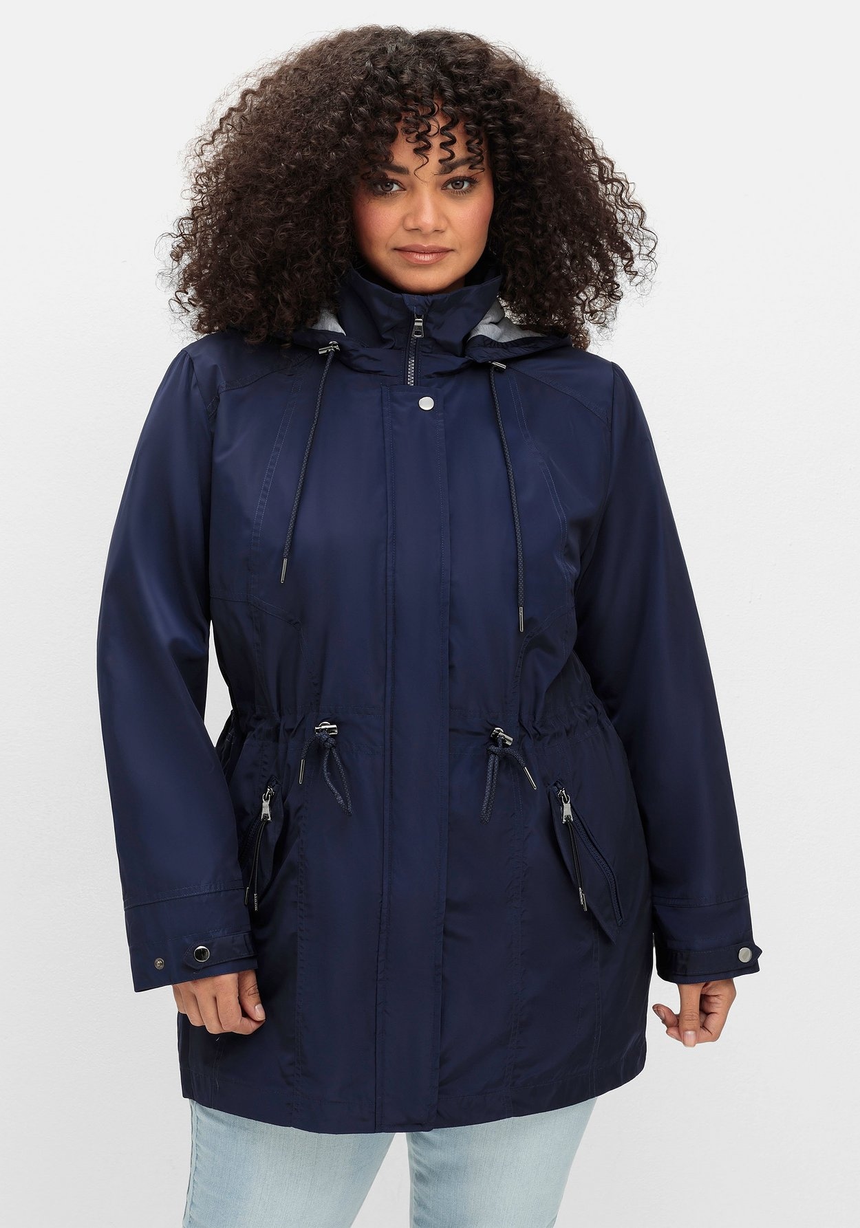 Sheego Parka »Parka in dezent schimmernder Optik«, mit Kapuze