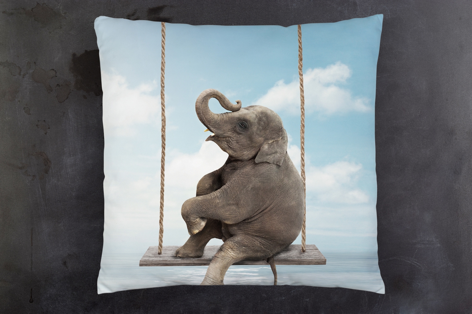 queence Dekokissen »Elefant auf Schaukel«, Kissenhülle mit HD Premium Druck, geruchsneutral, 40x40cm