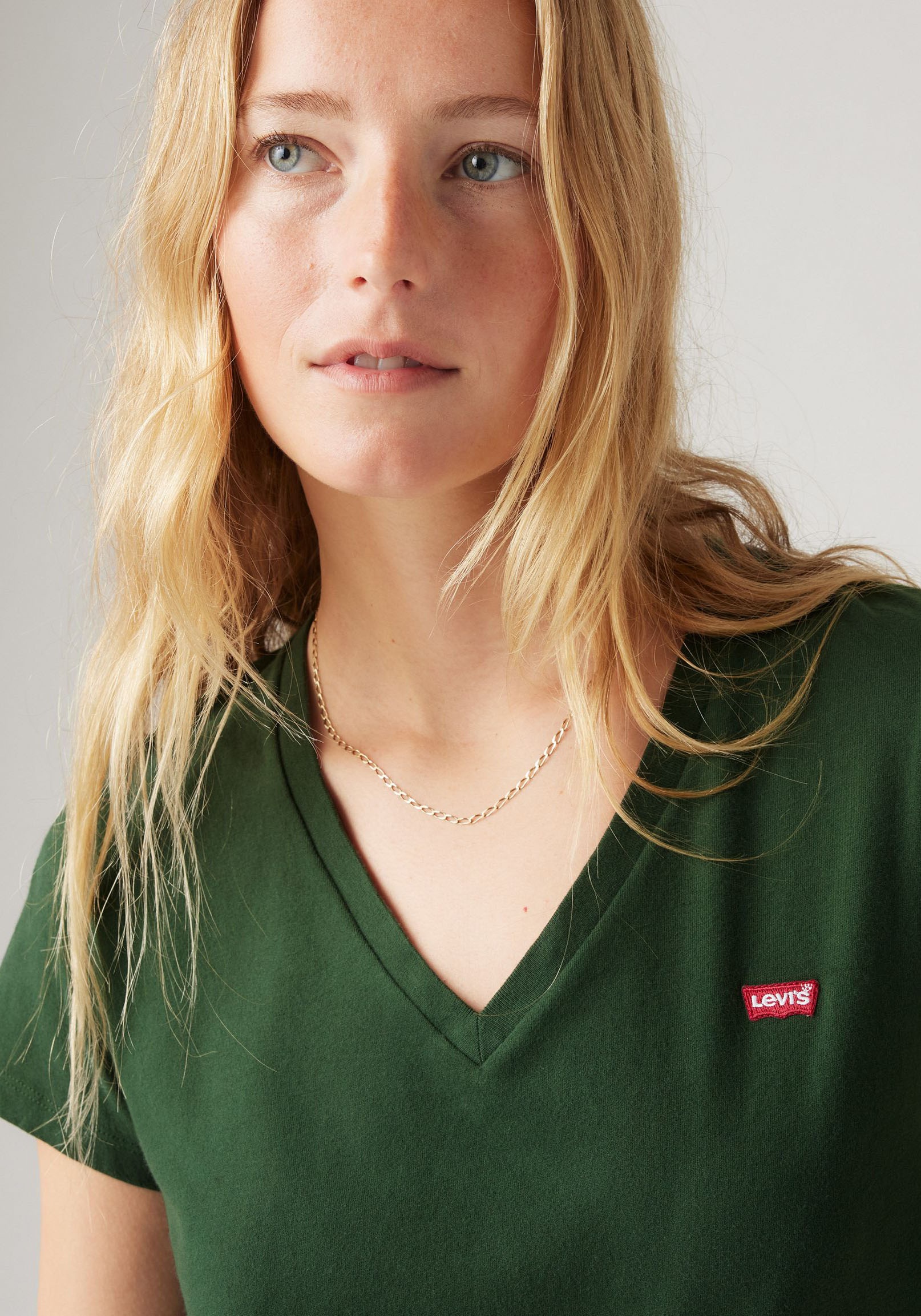 Levi's® V-Shirt »Perfect Tee«, mit kleinem Batwing- Logo