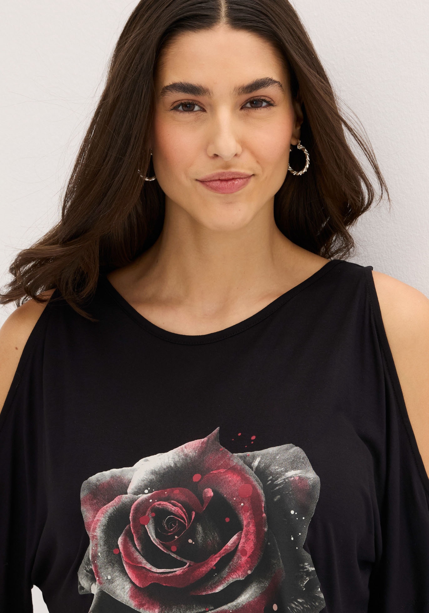 bonprix T-Shirt »Cold-Shoulder-Shirt aus Viskose« Cold-Shoulder-Design, Halbarm, lässige Passform, mit Blumen-Print