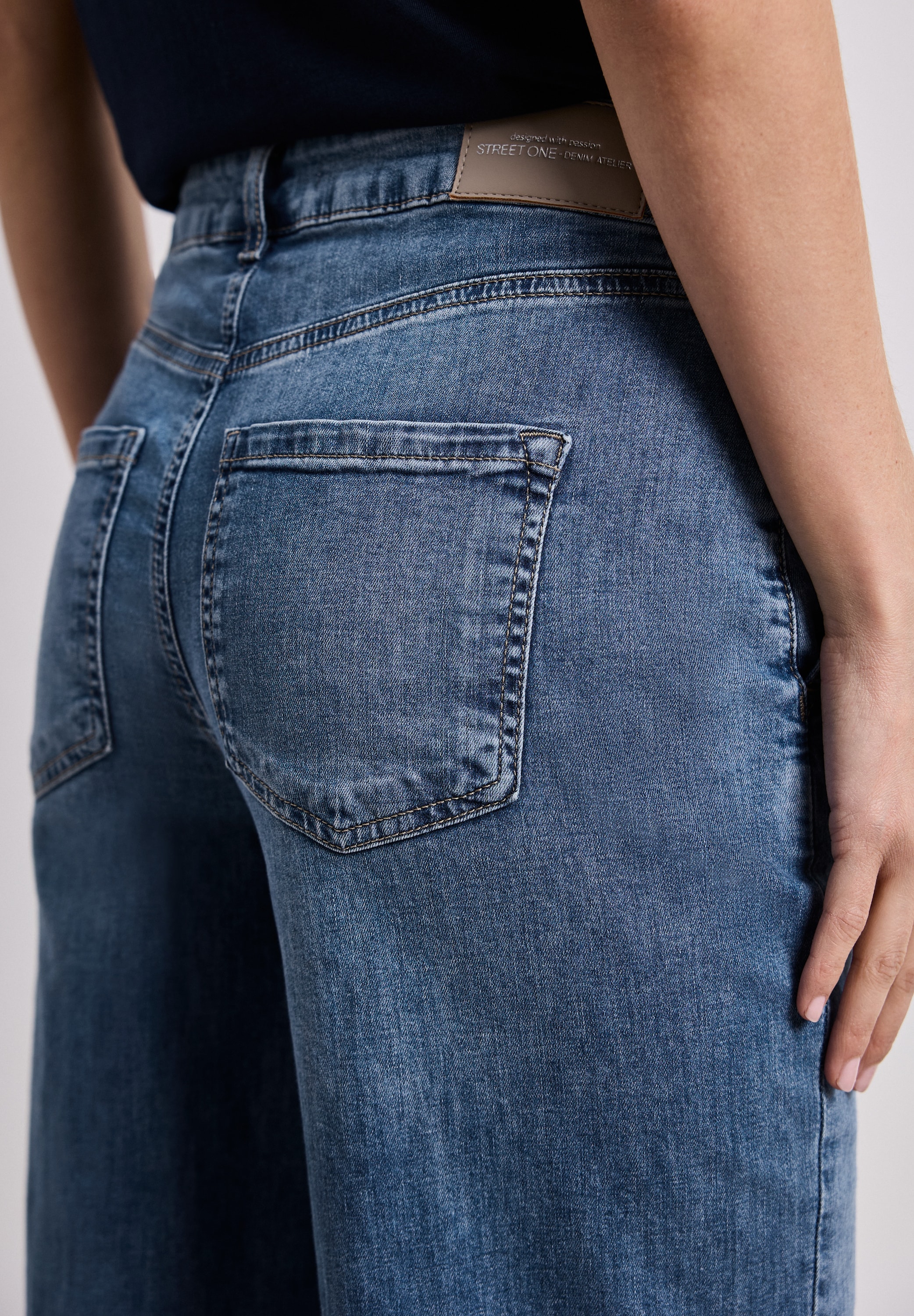 STREET ONE Weite Jeans »Style Emee« weites Bein, mit Knopfdetails