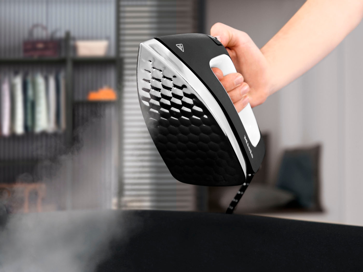 Miele Bügelsystem »B 4312 FashionMaster« 2200 W mit Wabensohle für beste Bügelergebnisse