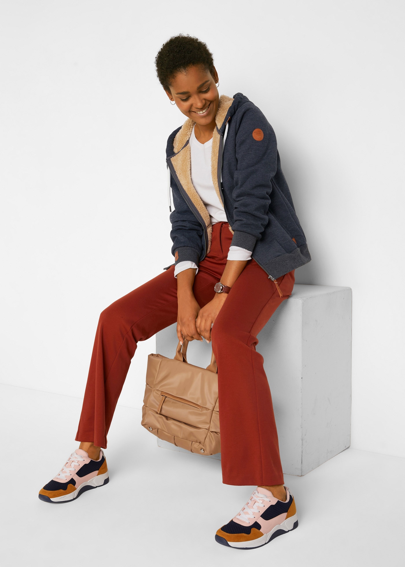 bonprix Kapuzensweatjacke mit kontrastfarbenem Teddyfutter