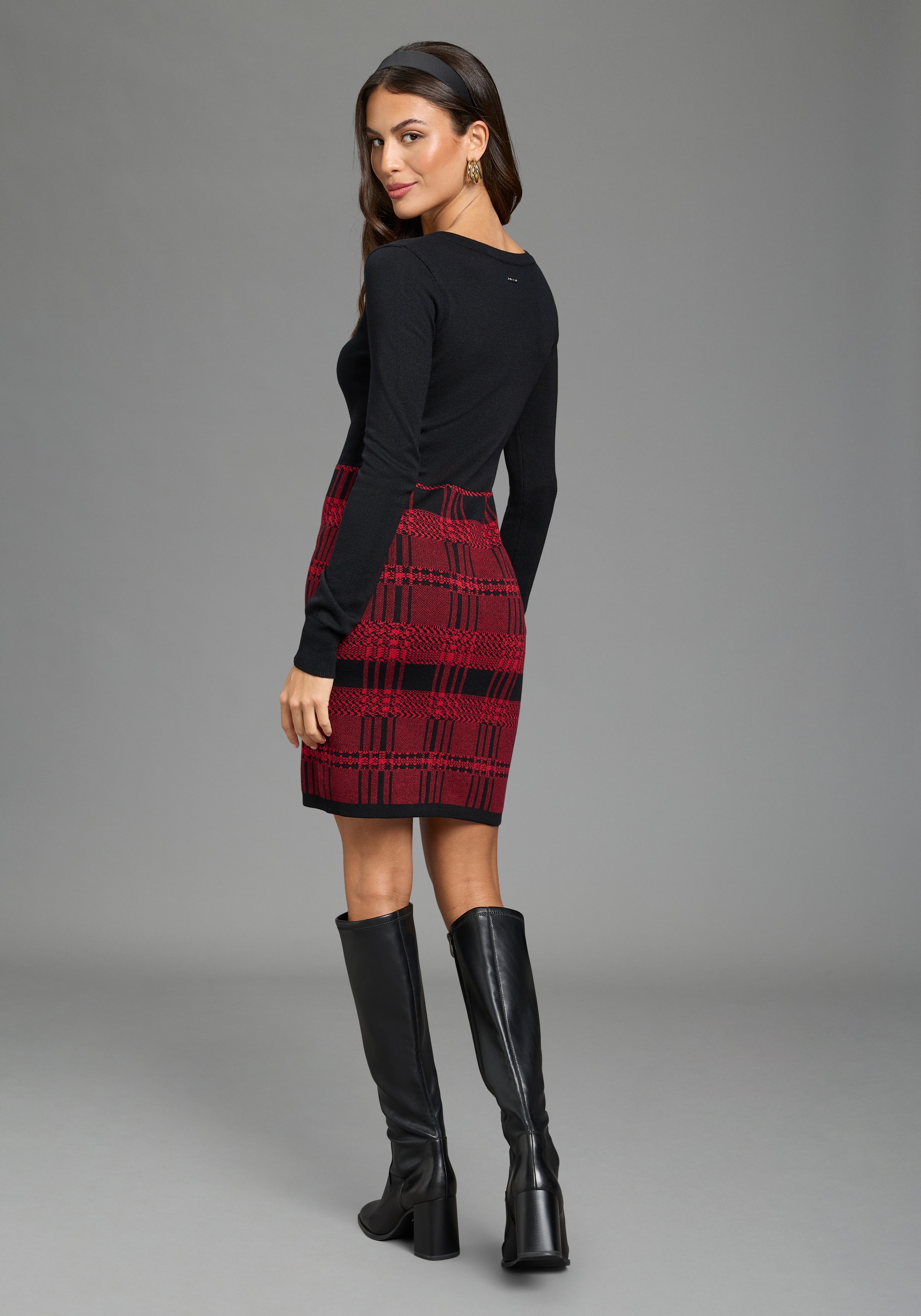 Laura Scott Strickkleid »figurbetonte Passform, mit V-Ausschnitt« mit eleganten Knopfdetails