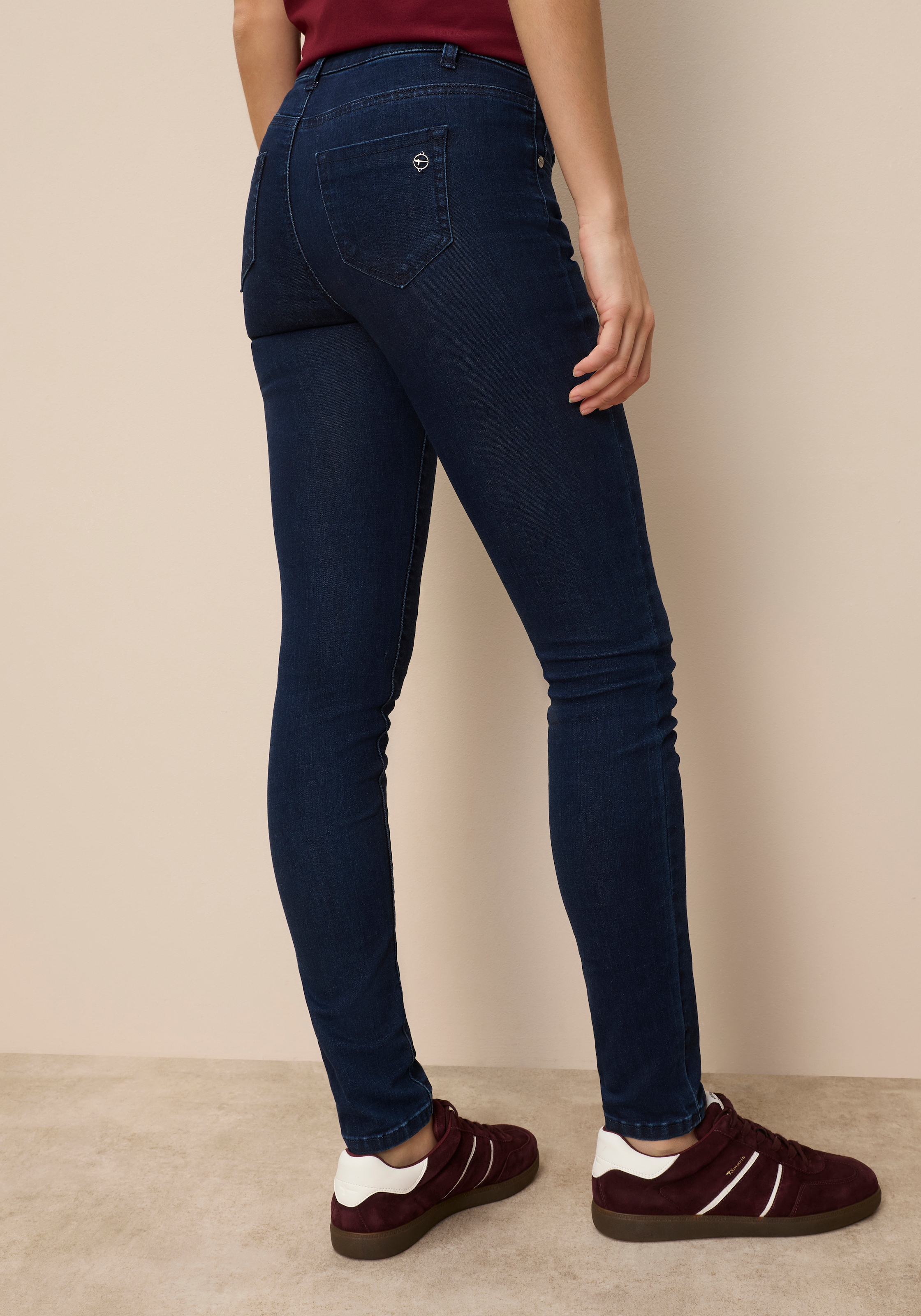 Tamaris Skinny-fit-Jeans »aus bequemen Stretch-Denim« schmale Beinweite, mit Gürtelschlaufenbund, mit Metallreißverschluss