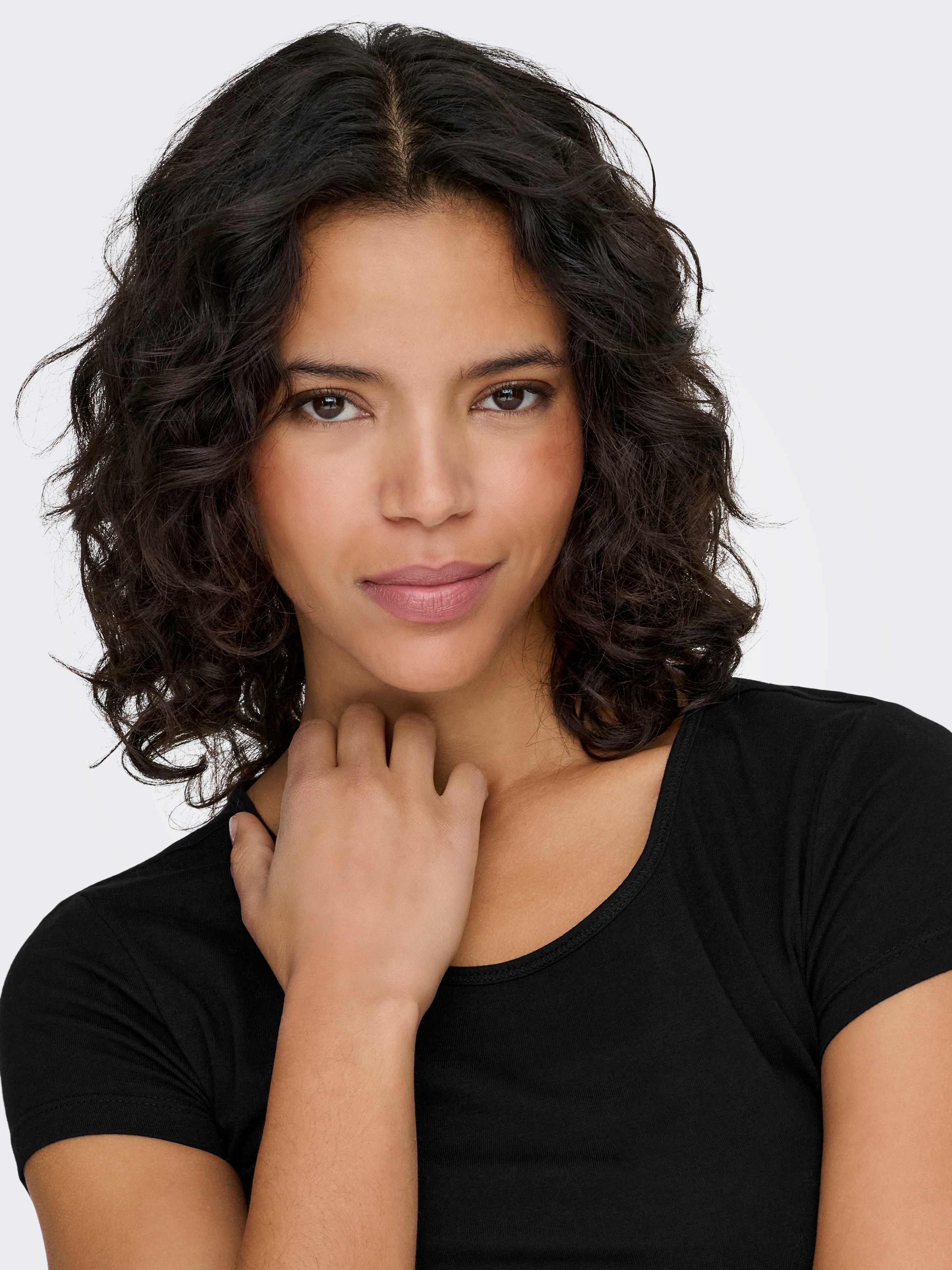 ONLY Rundhalsshirt »ONLLIVE – Rundhalsshirt mit figurbetonter Silhouette« sehr figurbetont, modisch, Baumwollmischung, Jersey, tiefer Rundhals