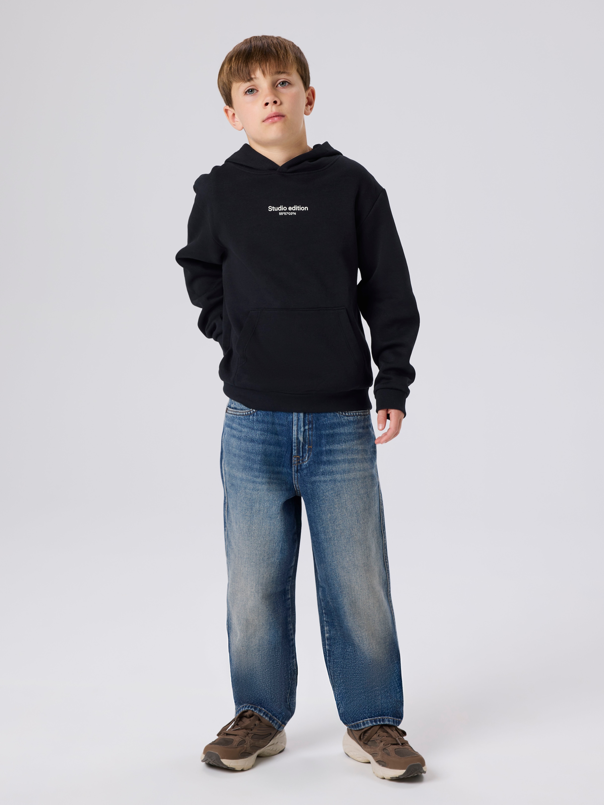 Name It Kapuzensweatshirt »NKMBRODY LS NREG SWEAT WH BRU NOOS«, mit kleinem Logoprint
