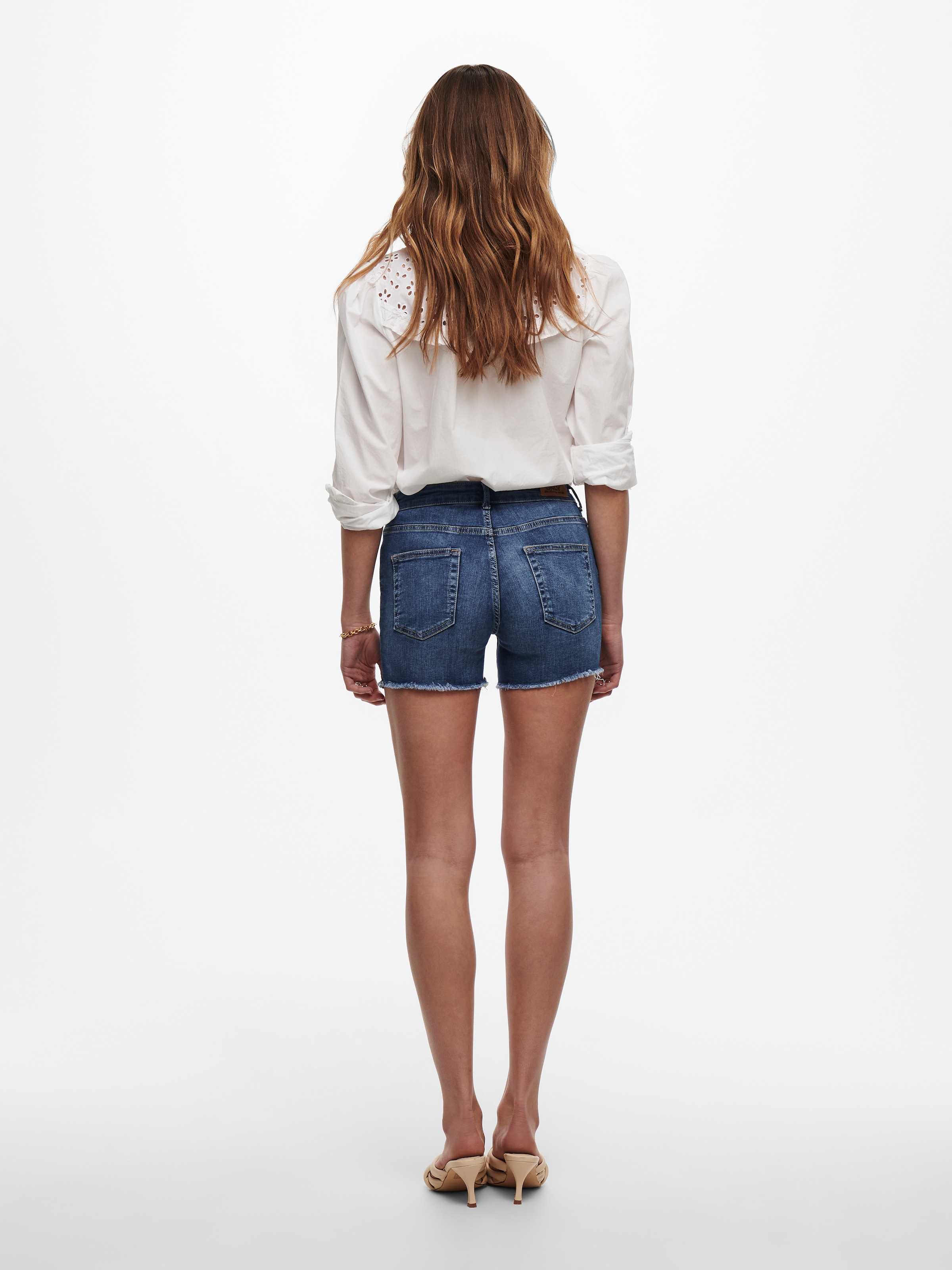 ONLY Jeansshorts »ONLBLUSH – Jeansshorts mit fransigem Saum«, Abriebeffekte, modisch, skinny fit, Rundhals, regular fit
