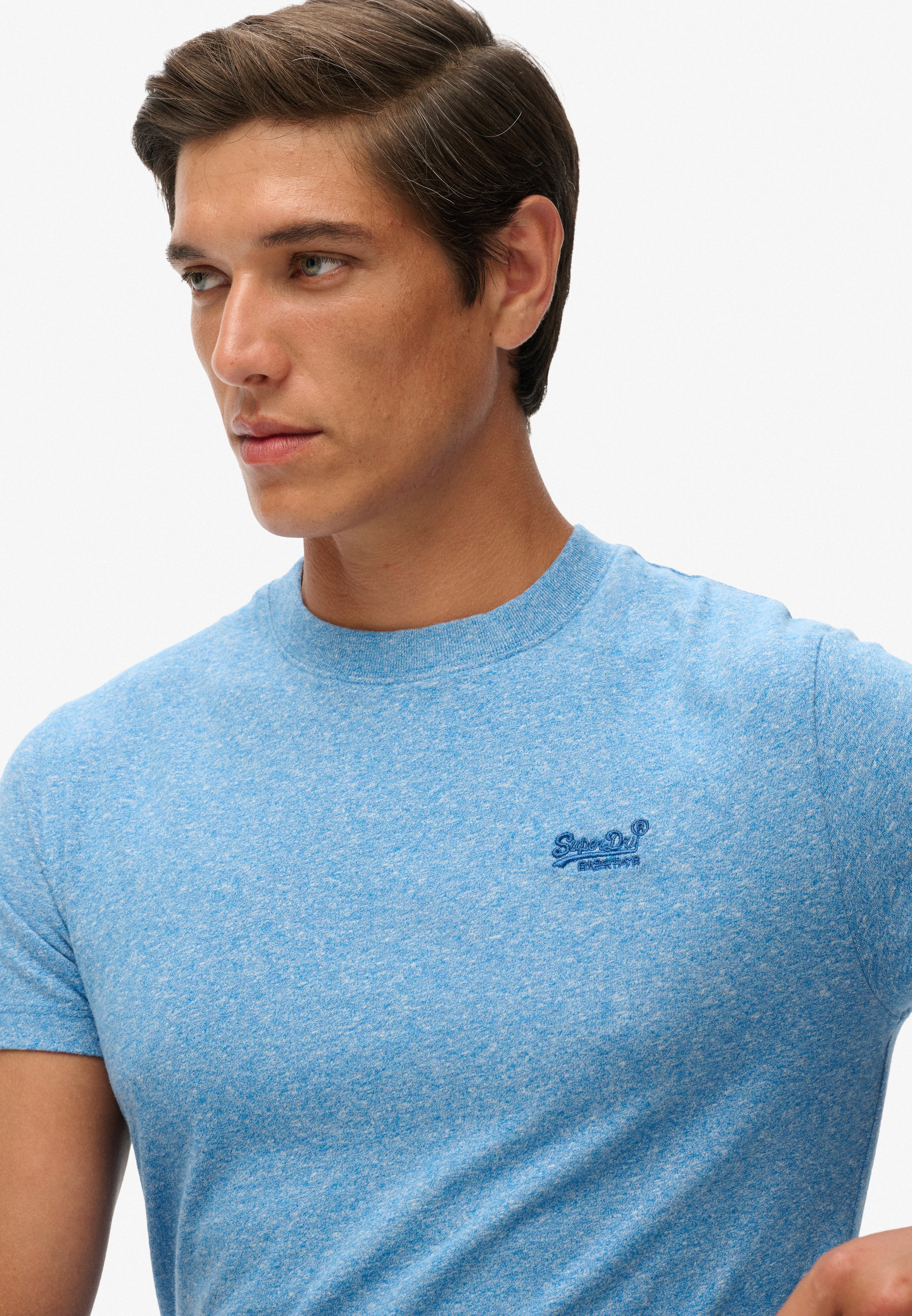 Superdry Rundhalsshirt »ESSENTIAL LOGO EMB TEE« aus Baumwolle und Single Jersey, Slim Fit, Kurzarm, hüftlang